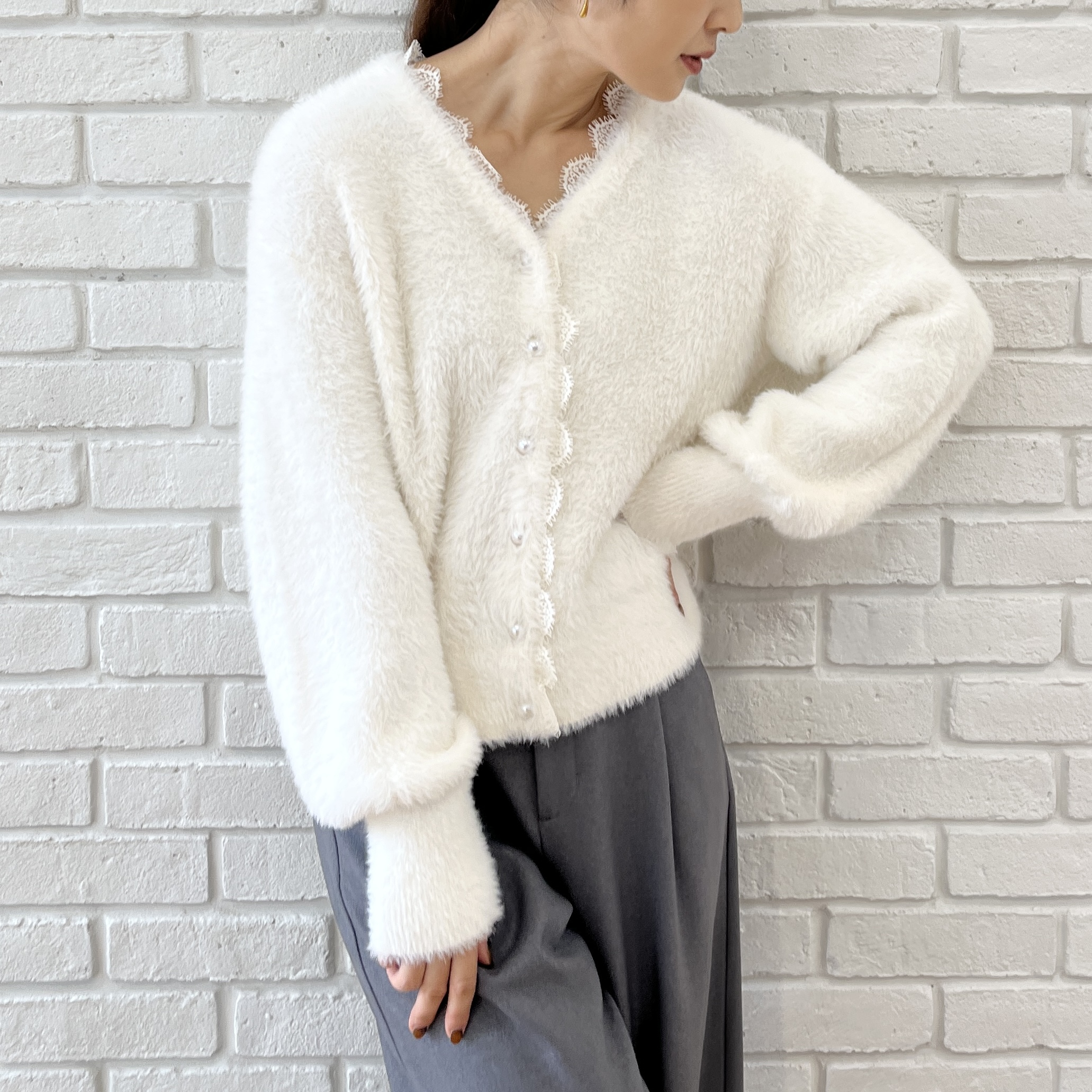 makiさんの「Couture brooch｜【ふわふわフェザー】前後2WAY ニットカーディガン」を使ったコーディネート