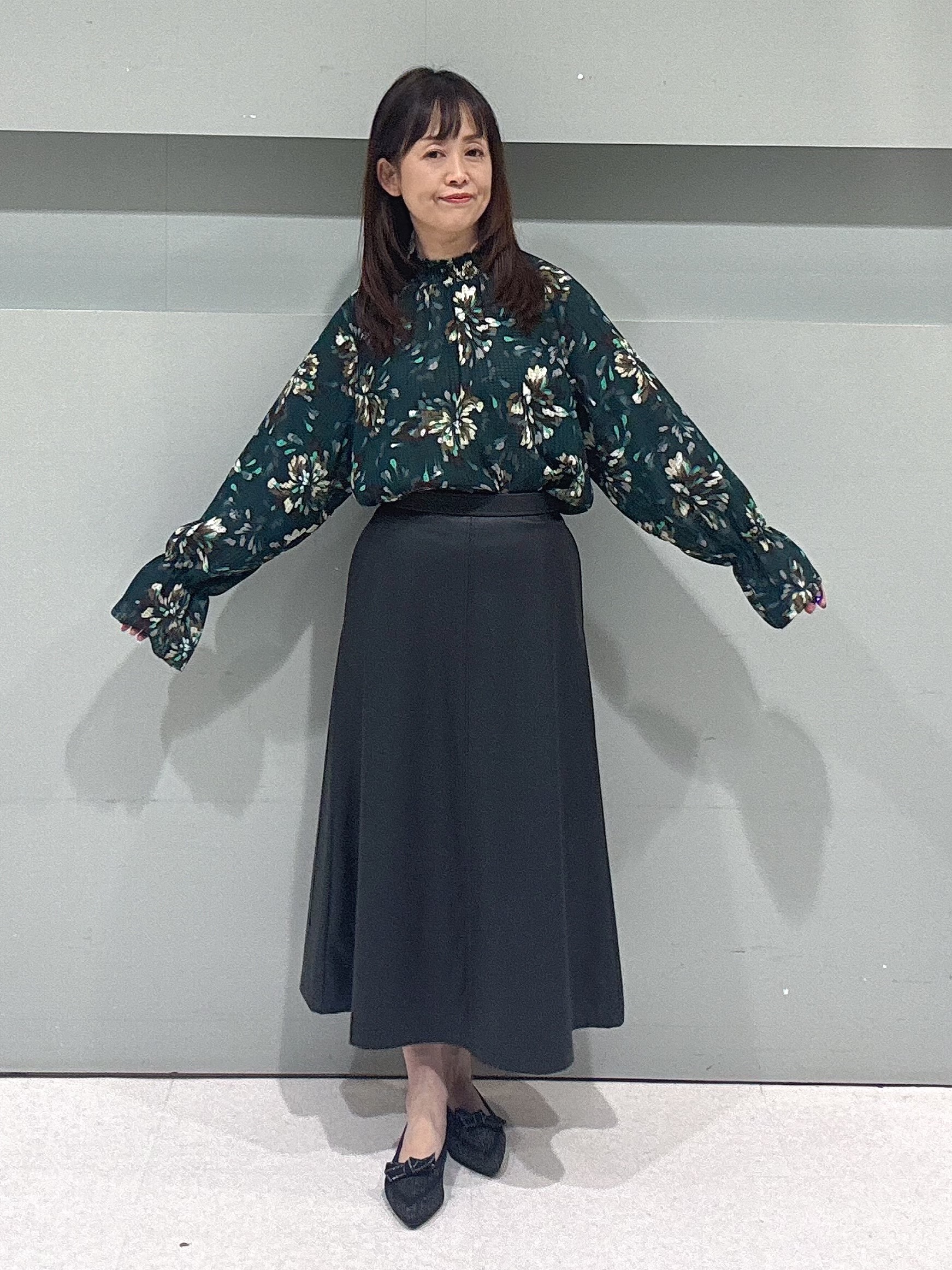 makiさんの「UNTITLED｜【秋映え/花柄】フラワープリントブラウス」を使ったコーディネート