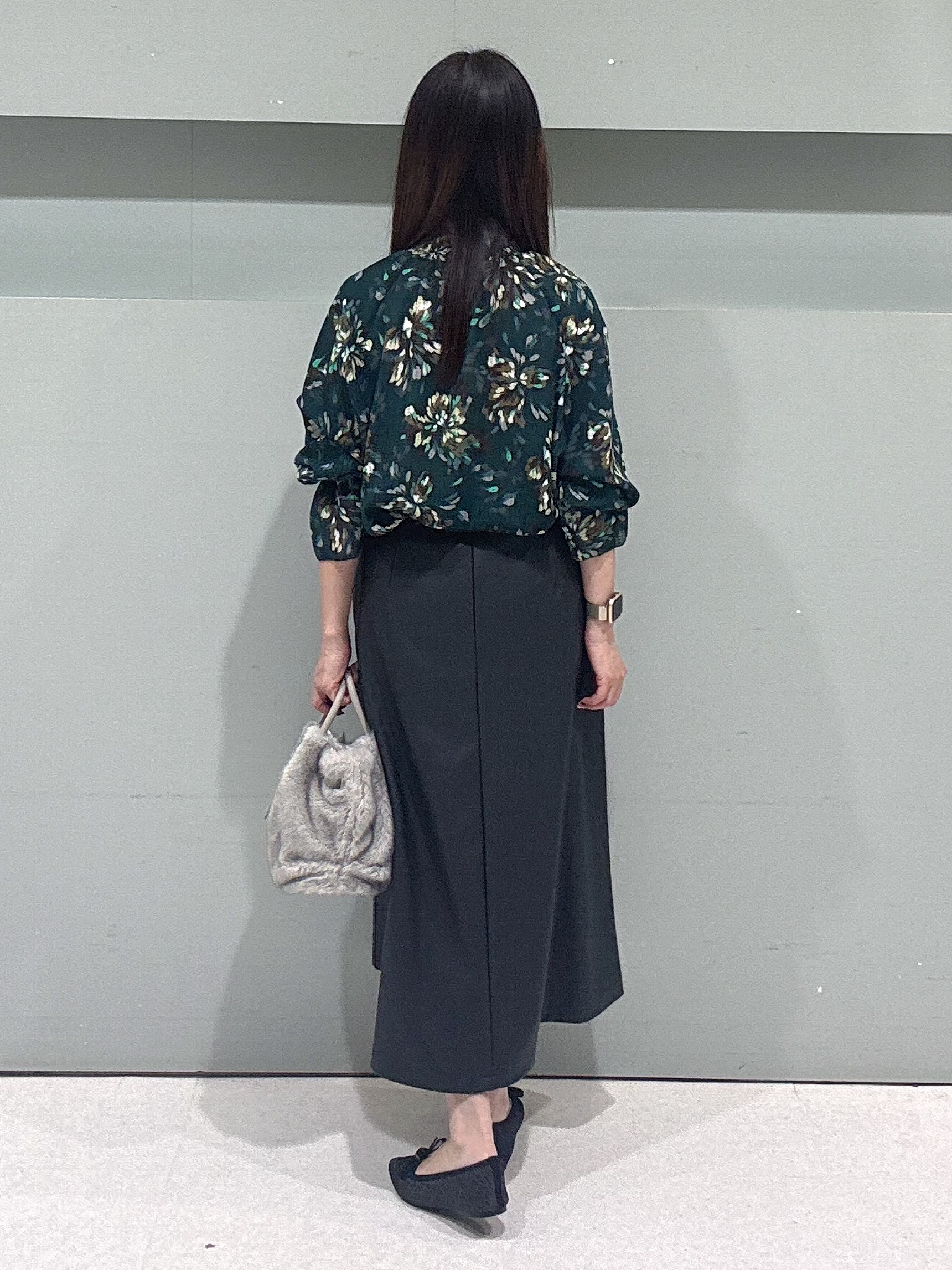 makiさんの「UNTITLED｜【秋映え/花柄】フラワープリントブラウス」を使ったコーディネート