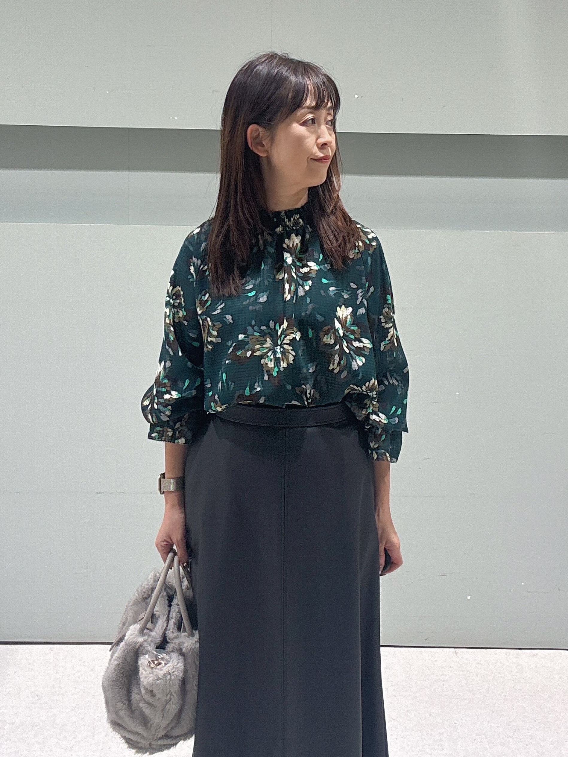 makiさんの「UNTITLED｜【秋映え/花柄】フラワープリントブラウス」を使ったコーディネート