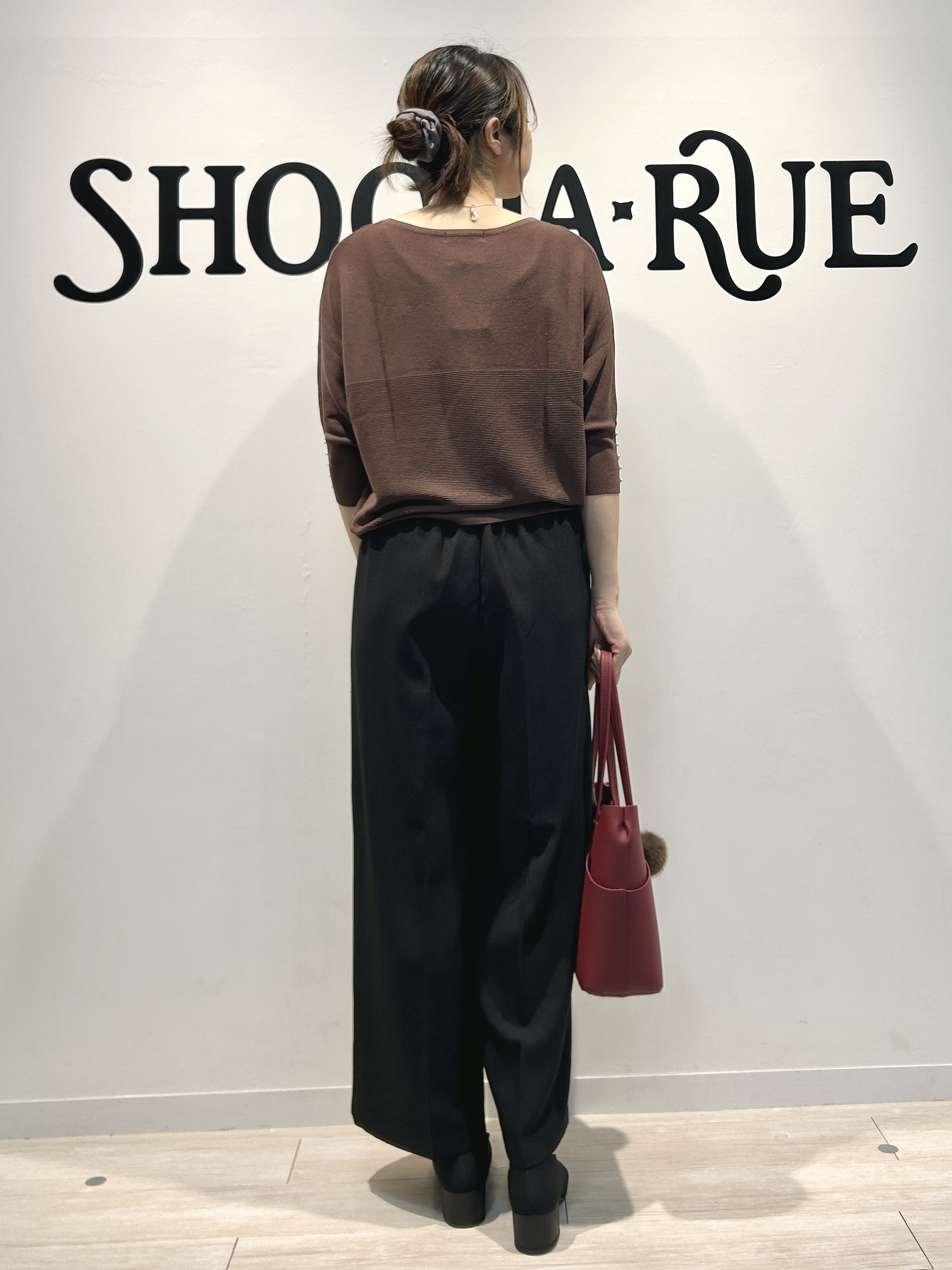 akariさんの「SHOO･LA･RUE｜【毛玉になりにくい】パール調ボタンが女性らしさをプラス ガーター切替 7分袖ドルマンニット」を使ったコーディネート