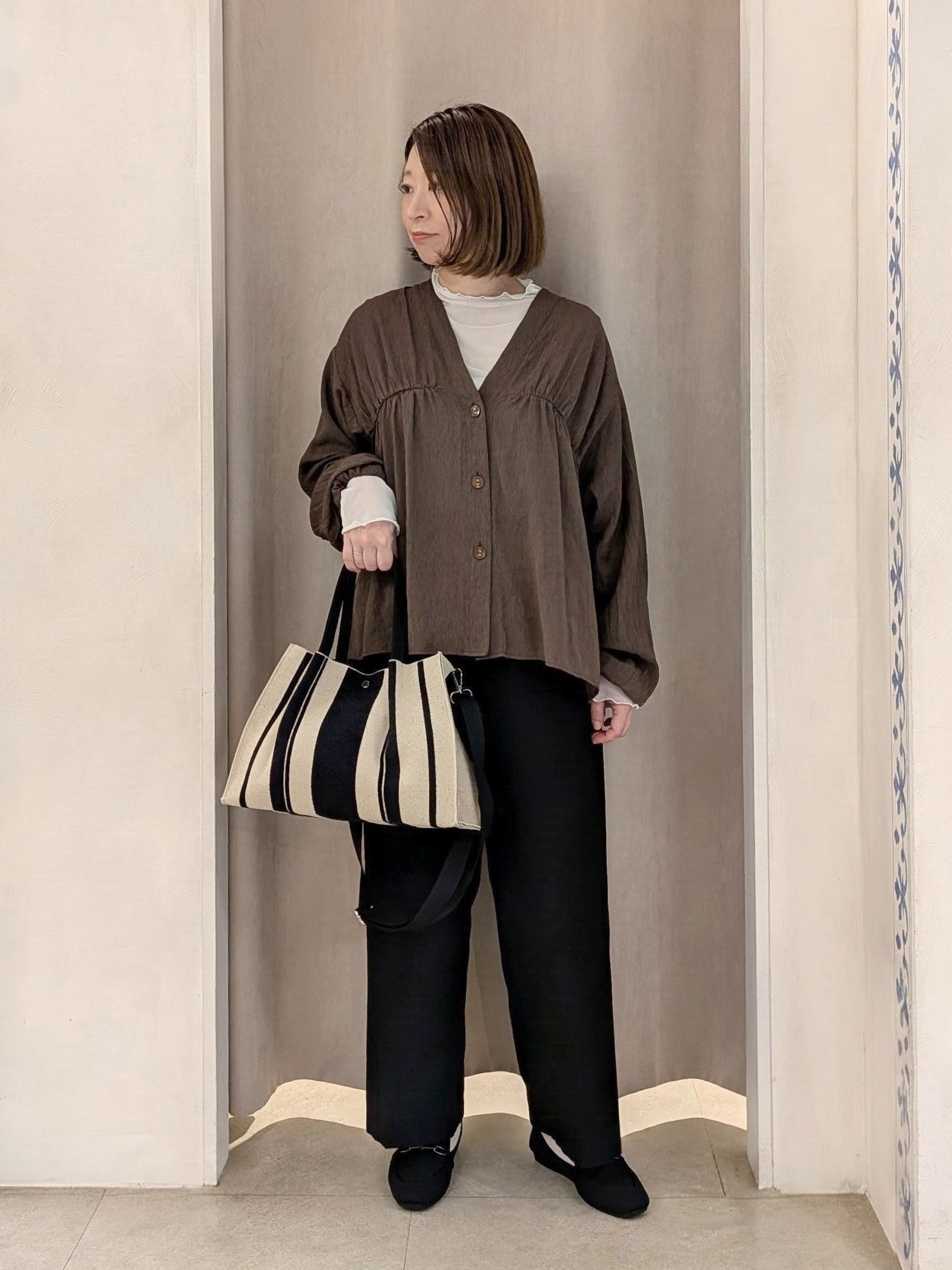junさんの「SHOO･LA･RUE｜【S-LL/洗濯機可】着痩せシルエット シャーリングシャツカーディガン」を使ったコーディネート