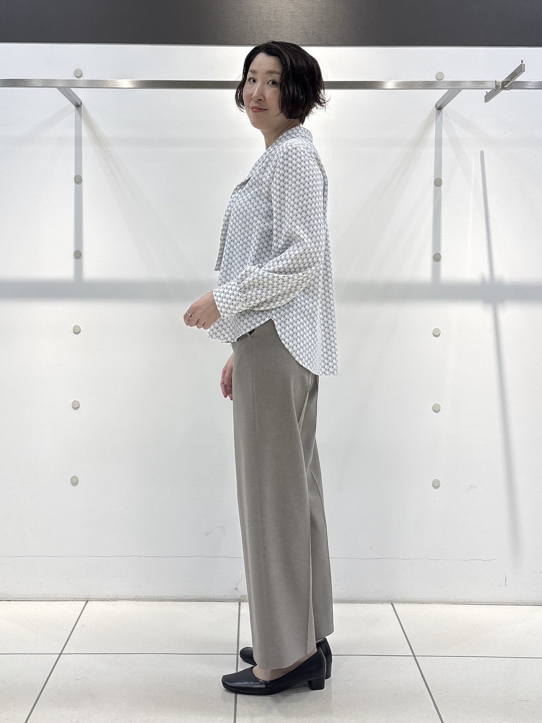yuriさんの「INDIVI｜【洗える／通勤／スーツ】メランジストレッチ テーラードカラージャケット」を使ったコーディネート