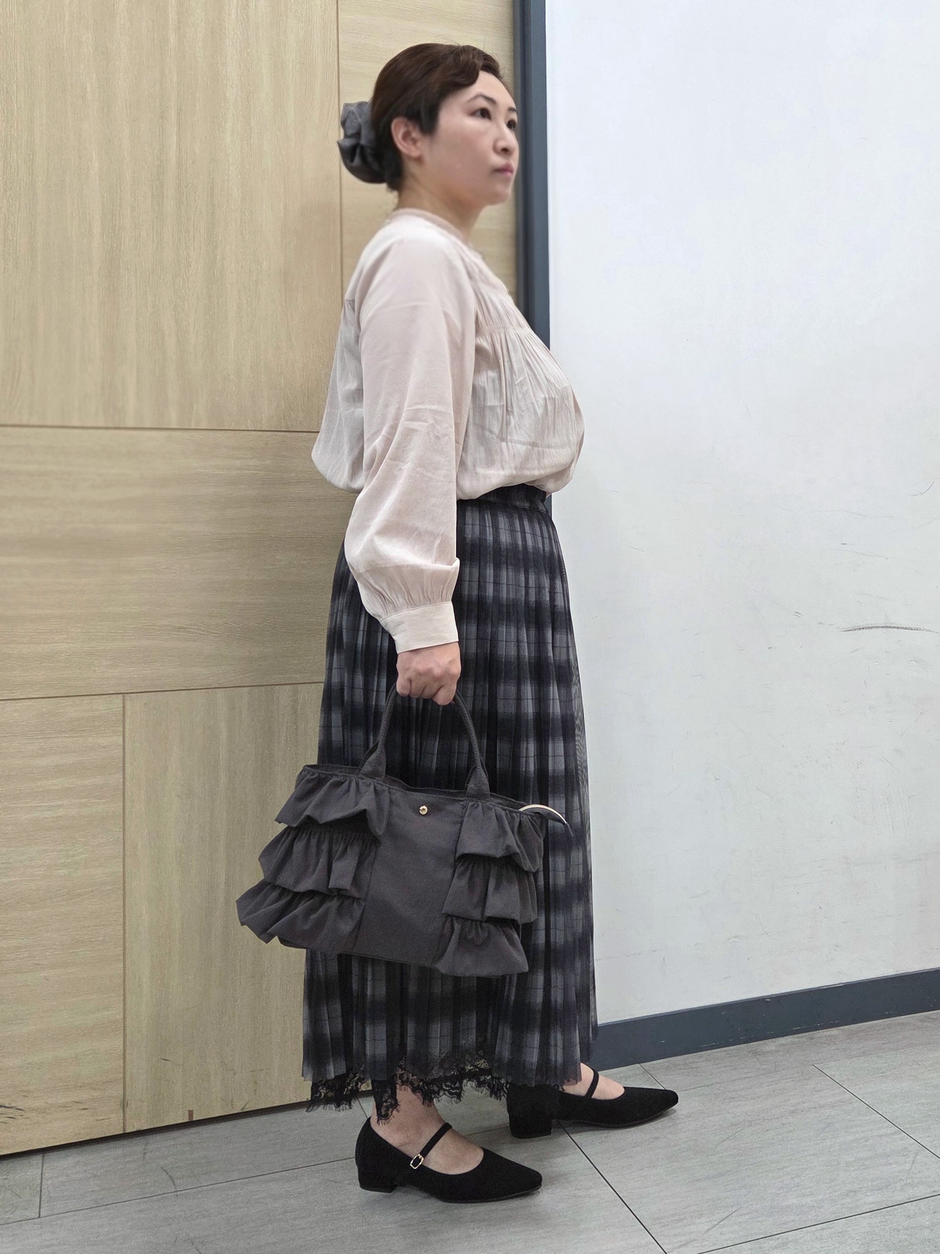 にゃみさんの「grove｜【通勤/きれいめ】上品な艶を纏う ヴィンテージサテンブラウス」を使ったコーディネート
