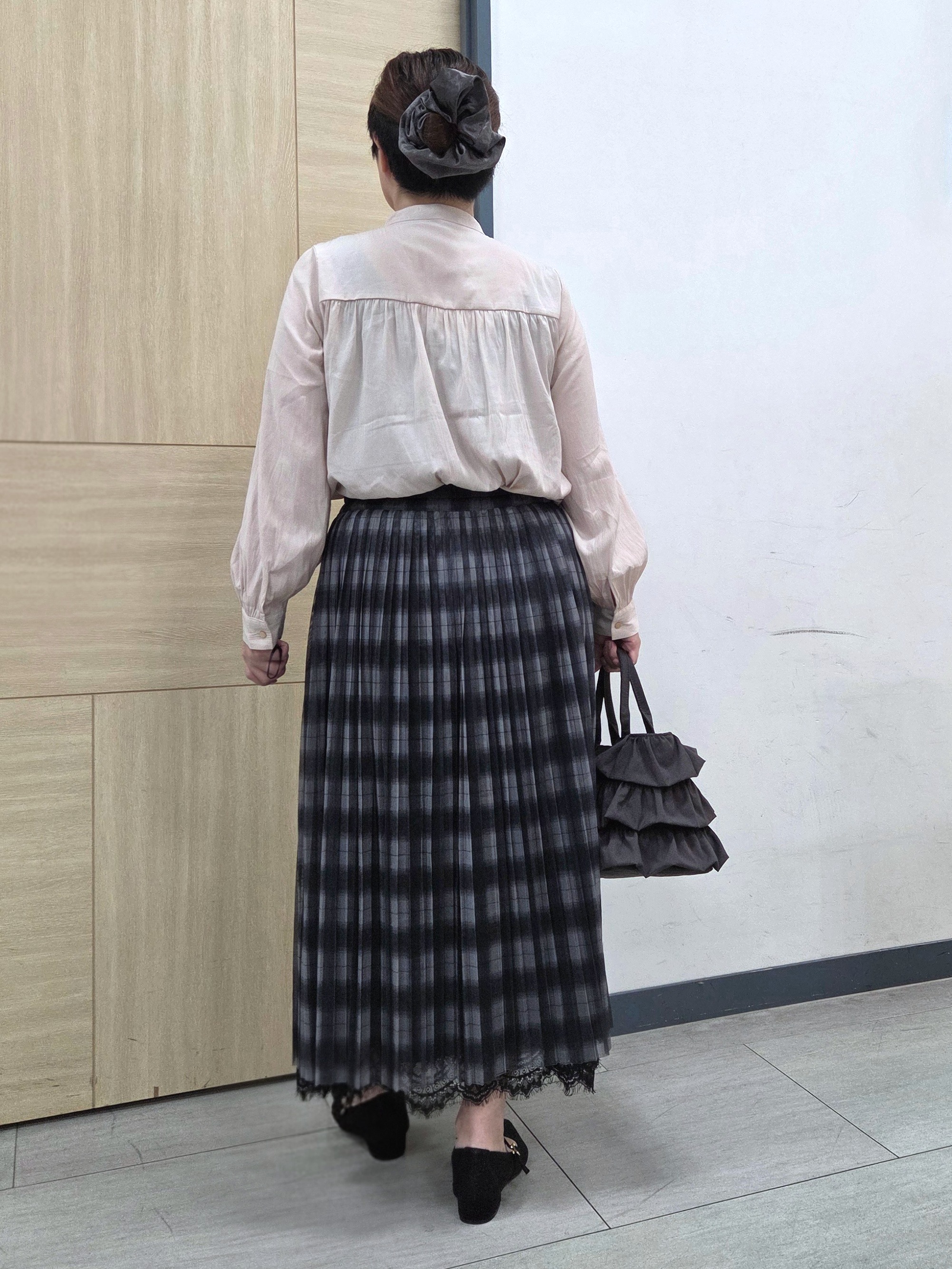 にゃみさんの「grove｜【通勤/きれいめ】上品な艶を纏う ヴィンテージサテンブラウス」を使ったコーディネート
