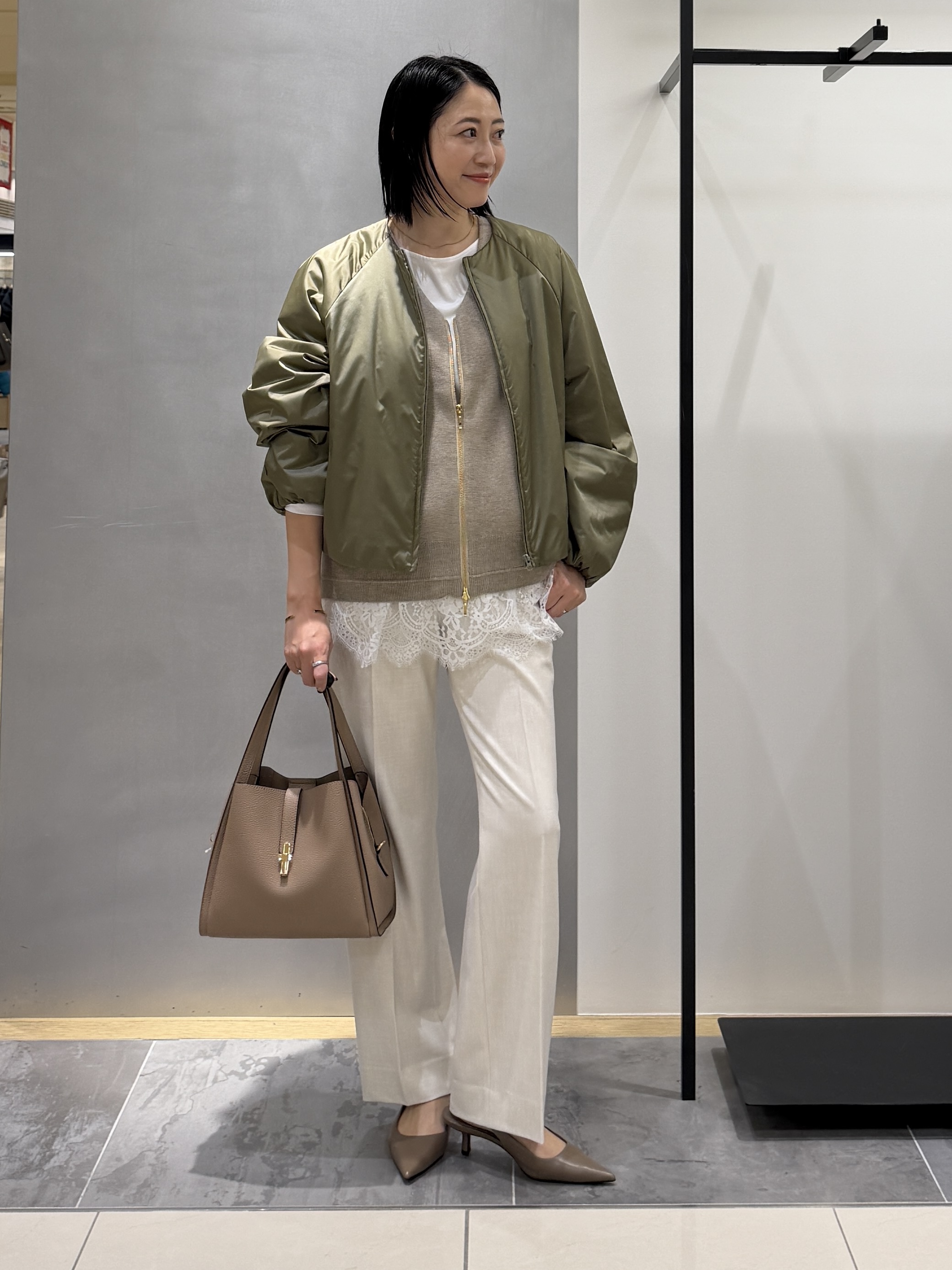 shihoさんの「INDIVI｜【軽アウター/中綿/秋冬コート】ショートブルゾン」を使ったコーディネート