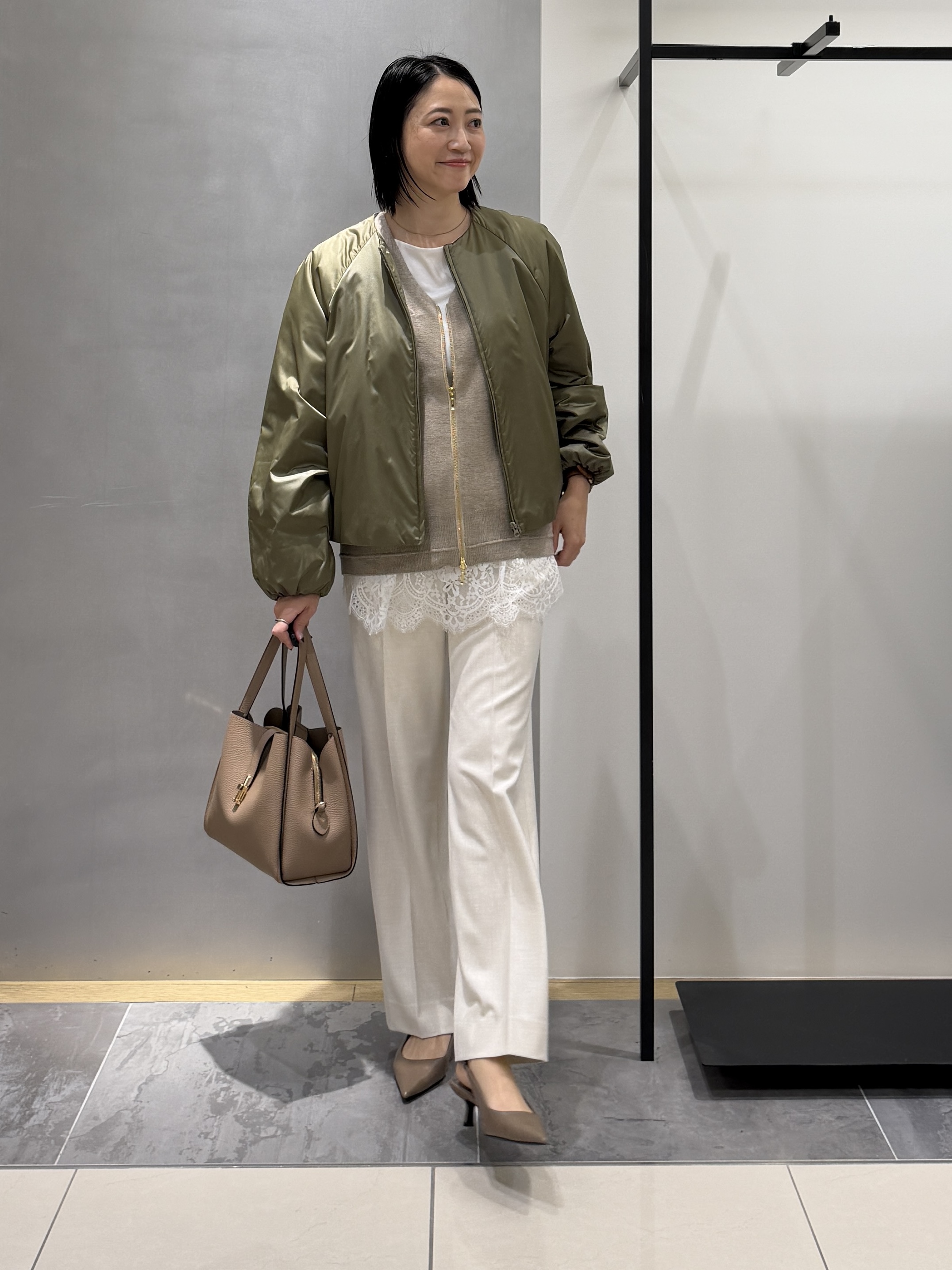 shihoさんの「INDIVI｜【軽アウター/中綿/秋冬コート】ショートブルゾン」を使ったコーディネート
