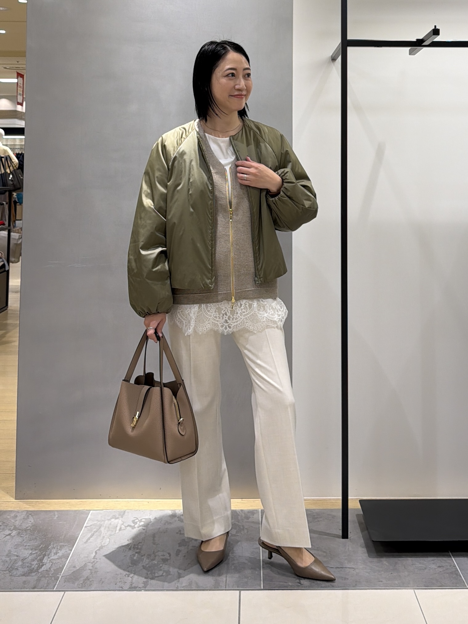 shihoさんの「INDIVI｜【軽アウター/中綿/秋冬コート】ショートブルゾン」を使ったコーディネート