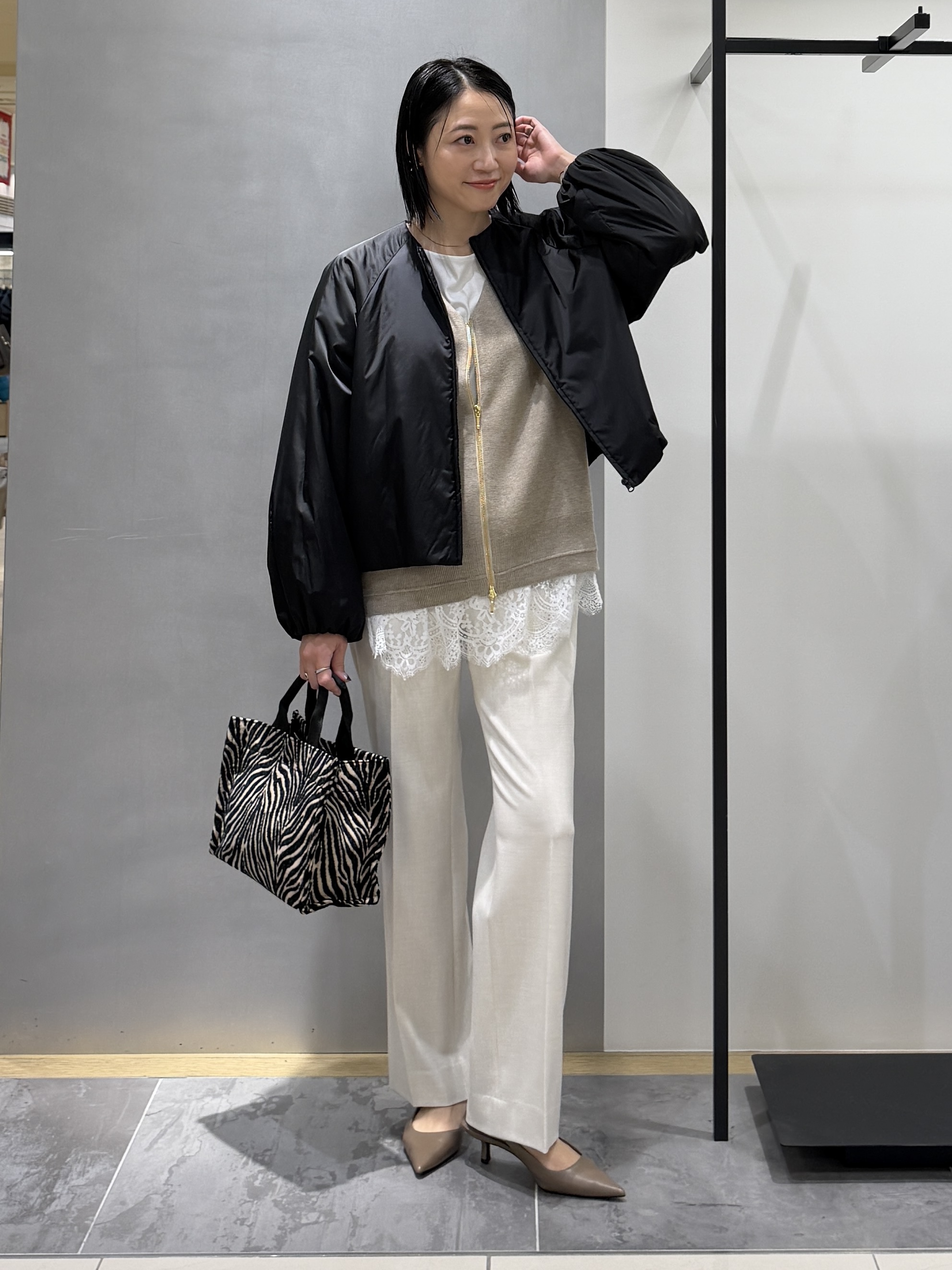 shihoさんの「INDIVI｜【軽アウター/中綿/秋冬コート】ショートブルゾン」を使ったコーディネート