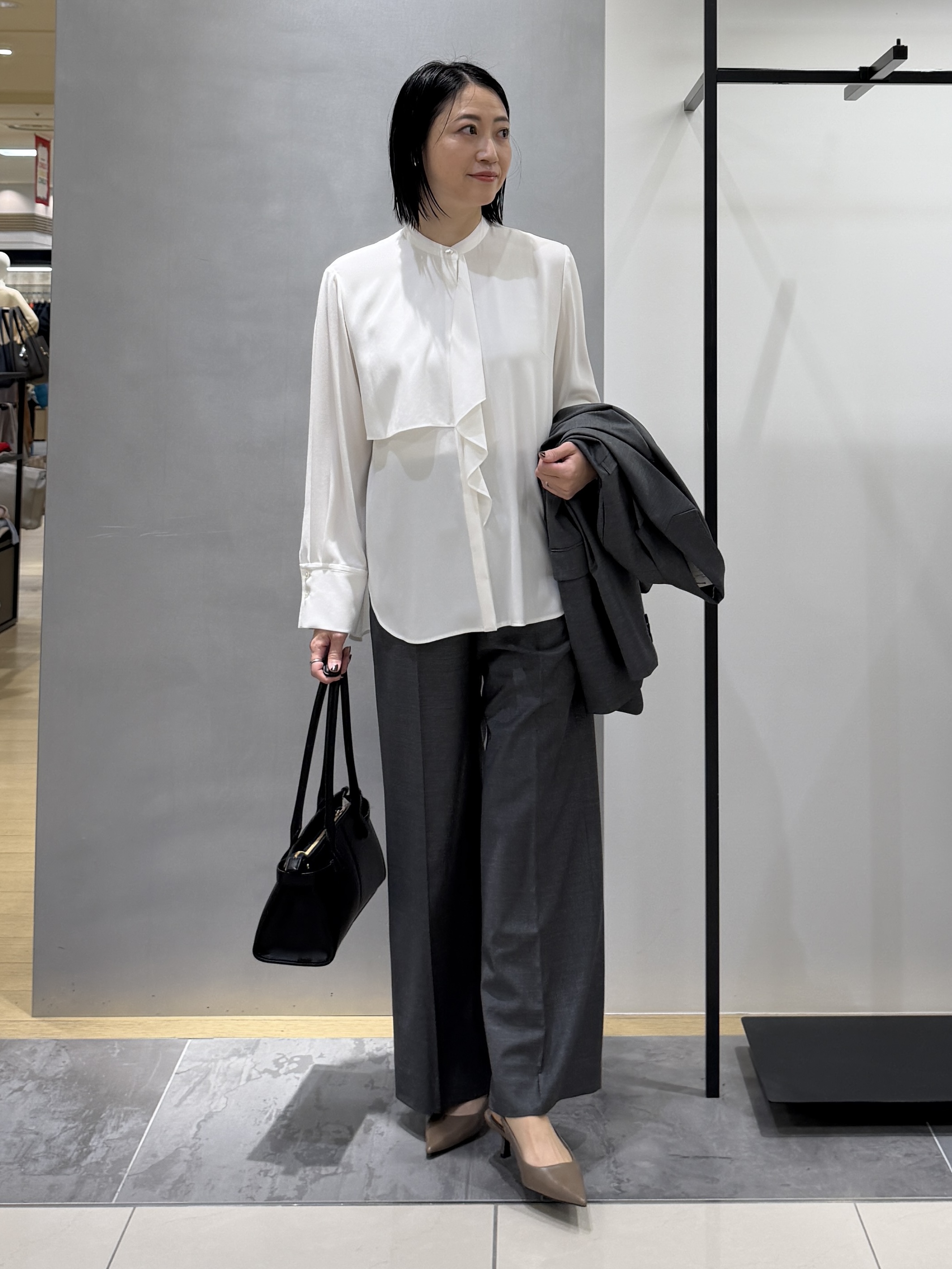 shihoさんの「INDIVI｜【日本製／華やか】フリルデザインブラウス」を使ったコーディネート