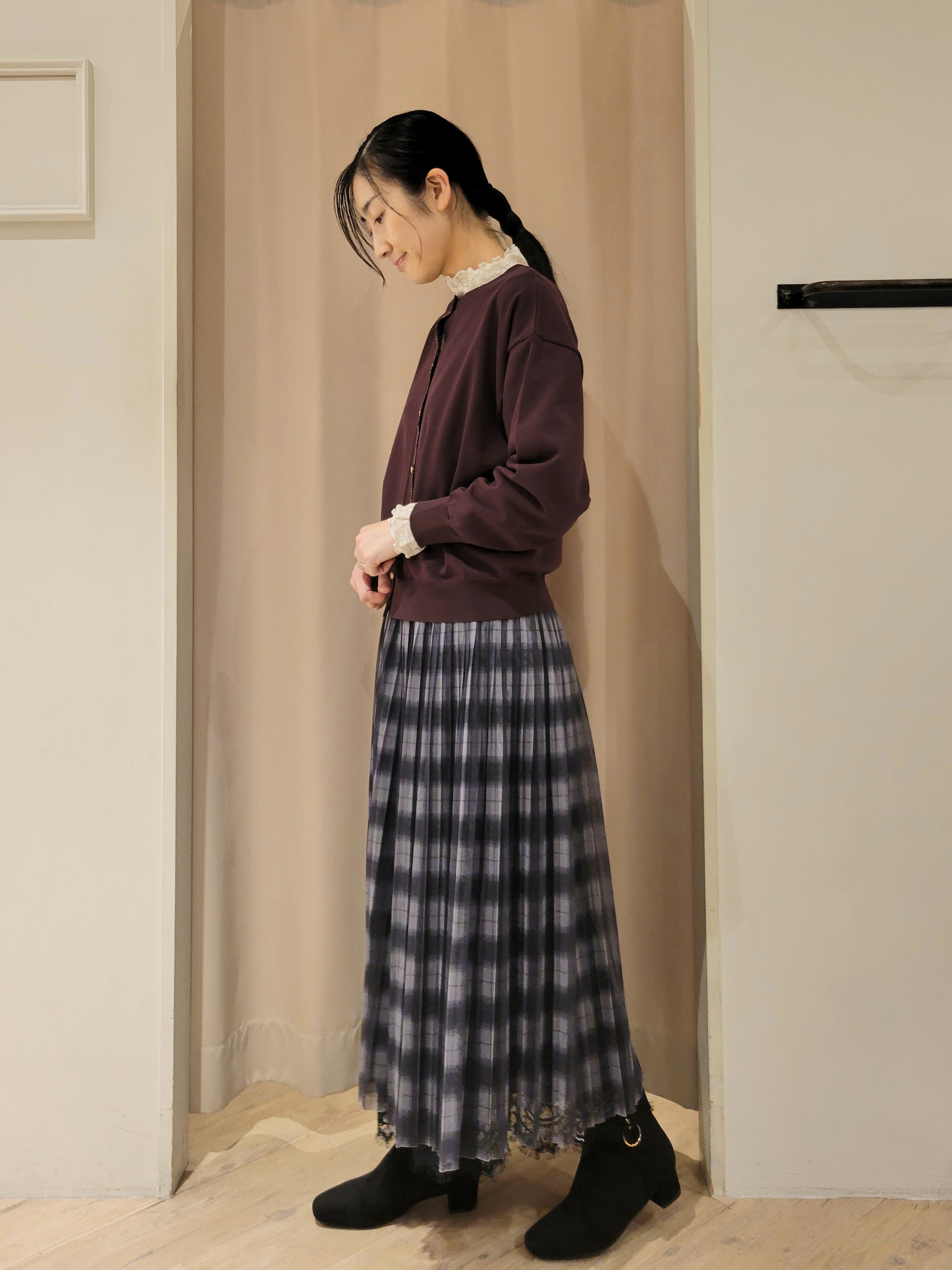 いそさんの「grove｜【前後2WAY】さりげなく、上品にきらめく ニットカーディガン」を使ったコーディネート