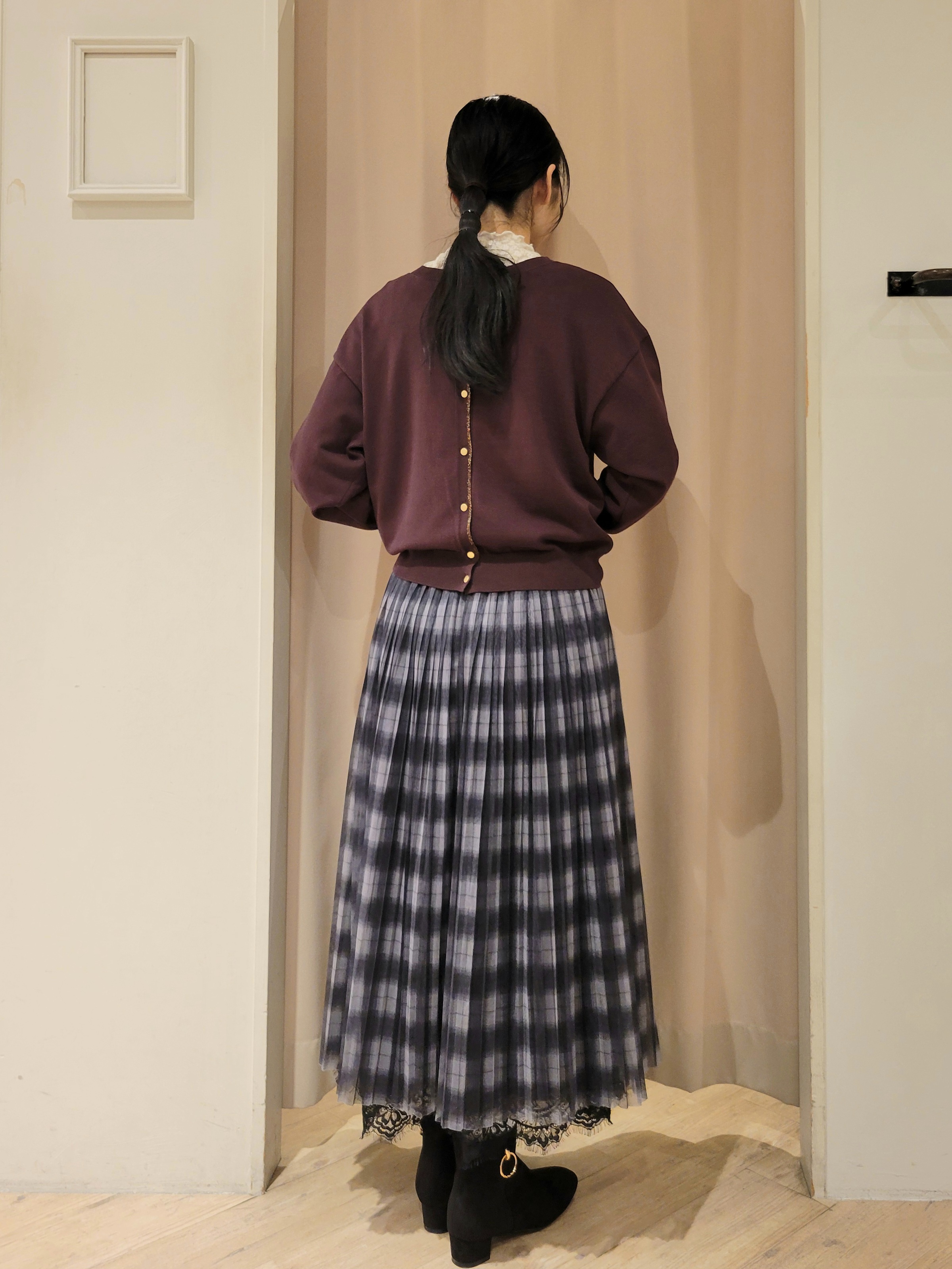 いそさんの「grove｜【前後2WAY】さりげなく、上品にきらめく ニットカーディガン」を使ったコーディネート