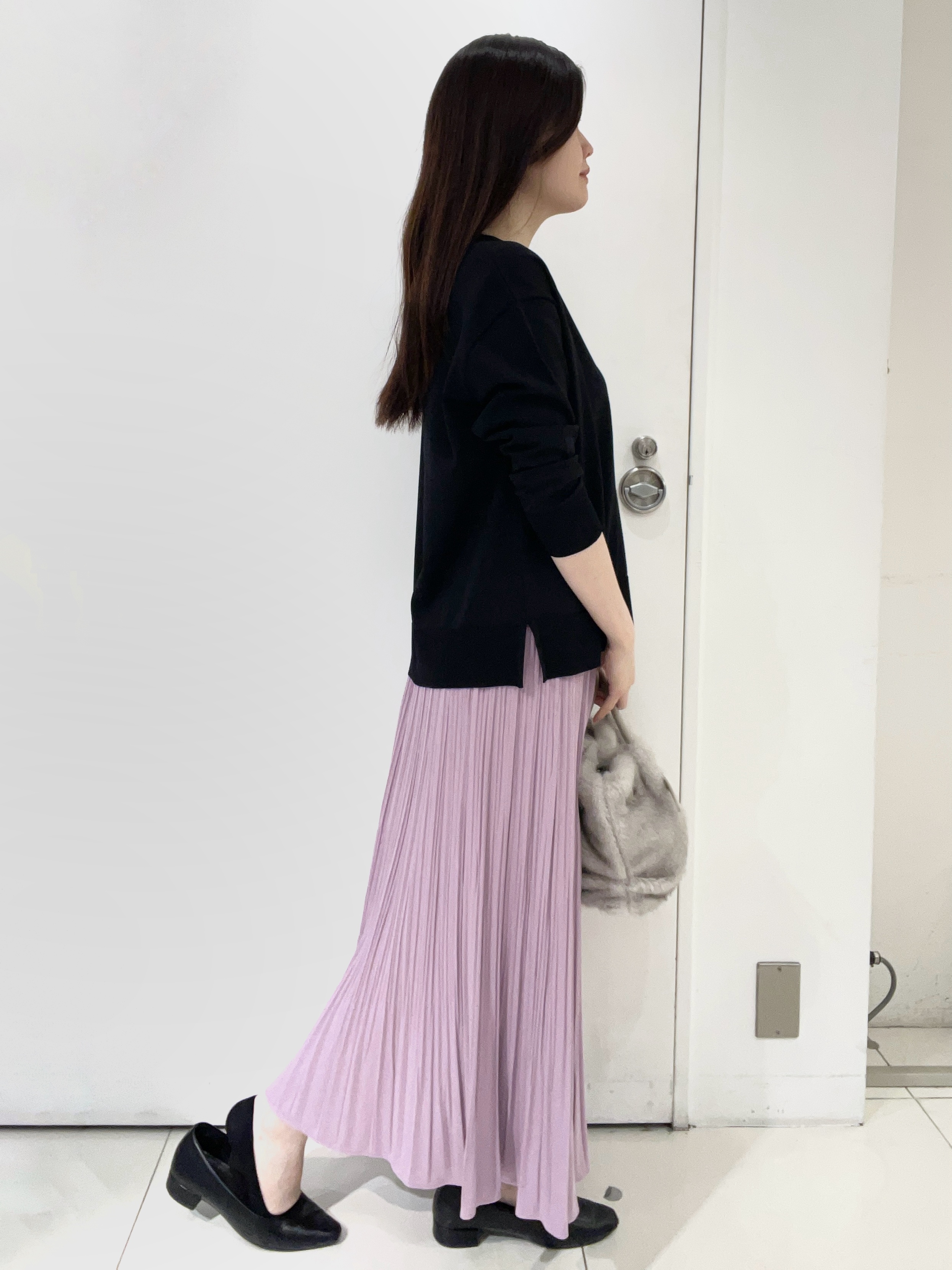 moeさんの「UNTITLED｜【顔周りすっきり/体型カバー】ドライタッチVネックニットプルオーバー」を使ったコーディネート