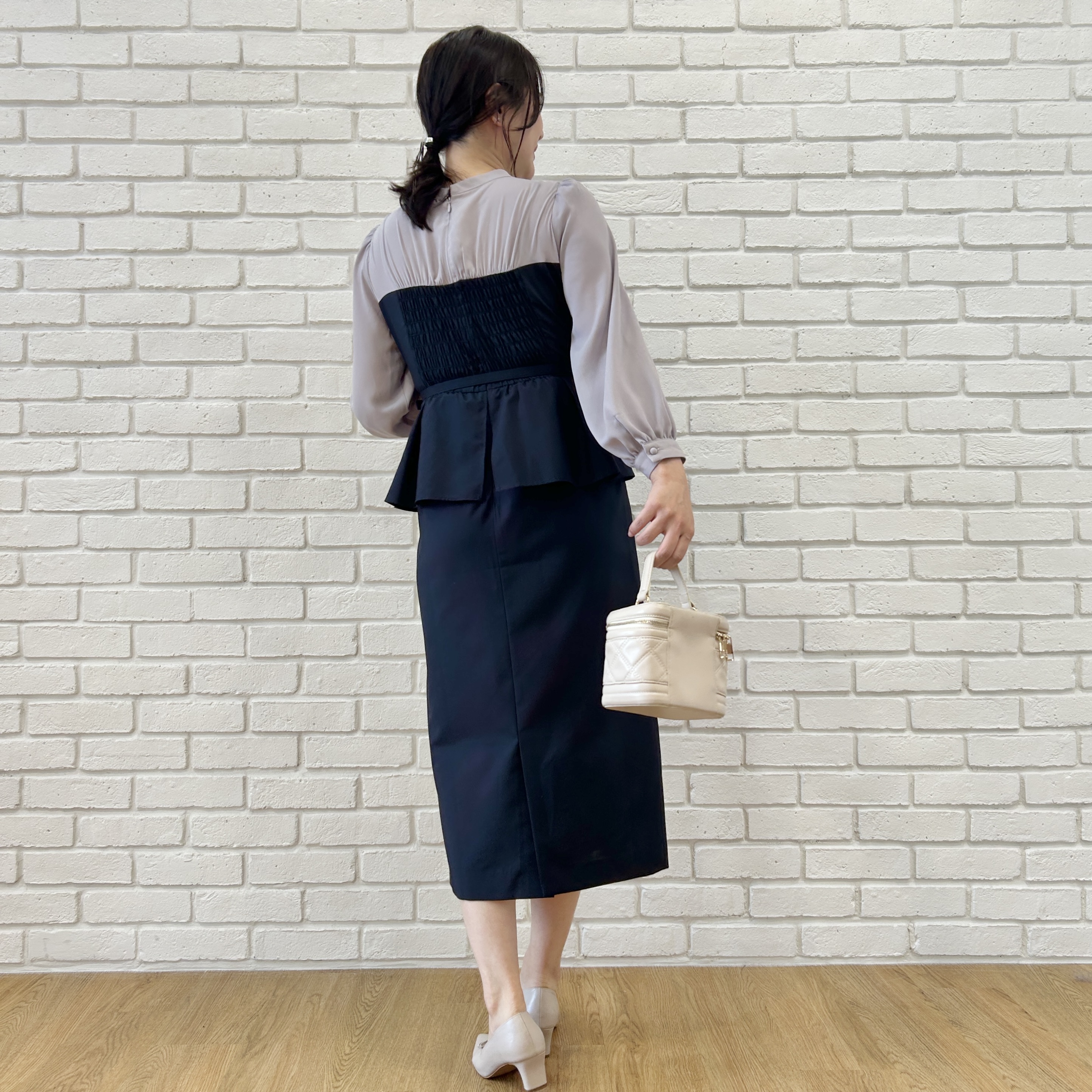 shinoさんの「Couture brooch｜【一枚で品よく完成】ベアドッキング ペプラムワンピース」を使ったコーディネート