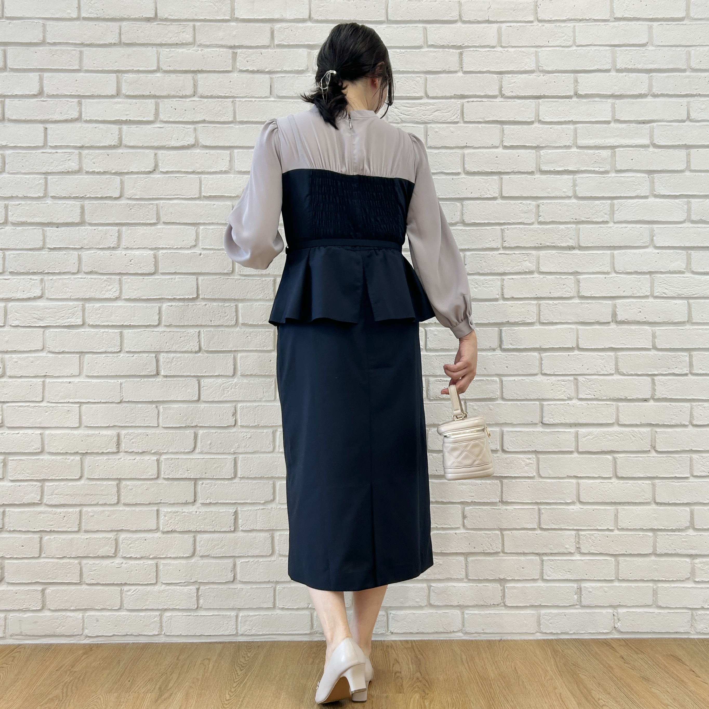shinoさんの「Couture brooch｜【一枚で品よく完成】ベアドッキング ペプラムワンピース」を使ったコーディネート