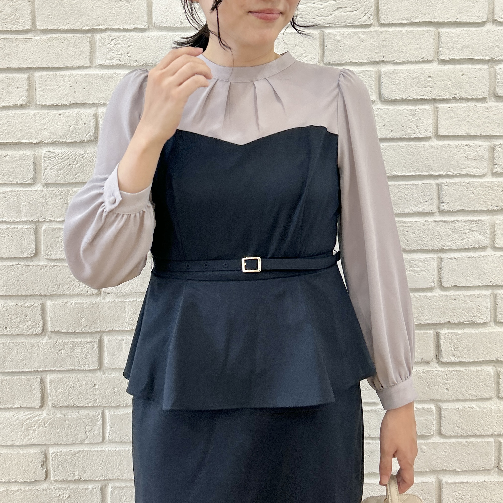 shinoさんの「Couture brooch｜【一枚で品よく完成】ベアドッキング ペプラムワンピース」を使ったコーディネート