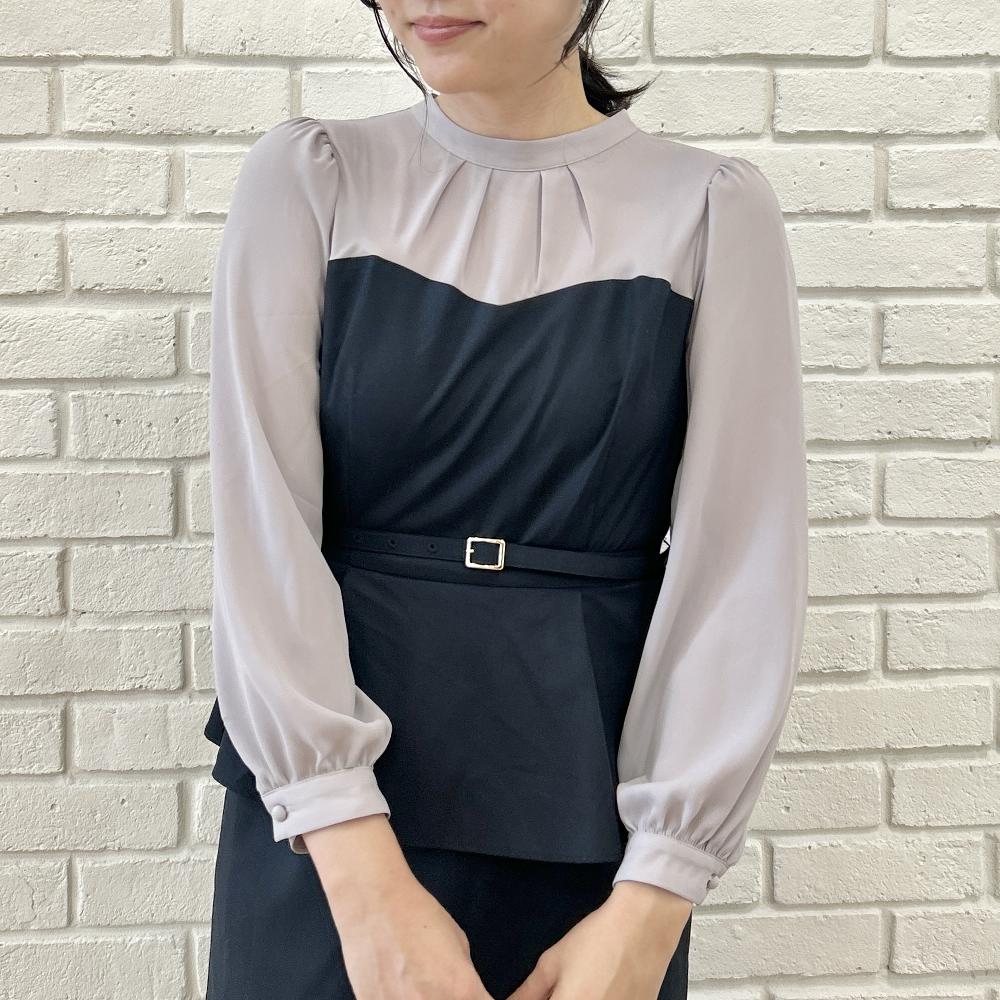 shinoさんの「Couture brooch｜【一枚で品よく完成】ベアドッキング ペプラムワンピース」を使ったコーディネート
