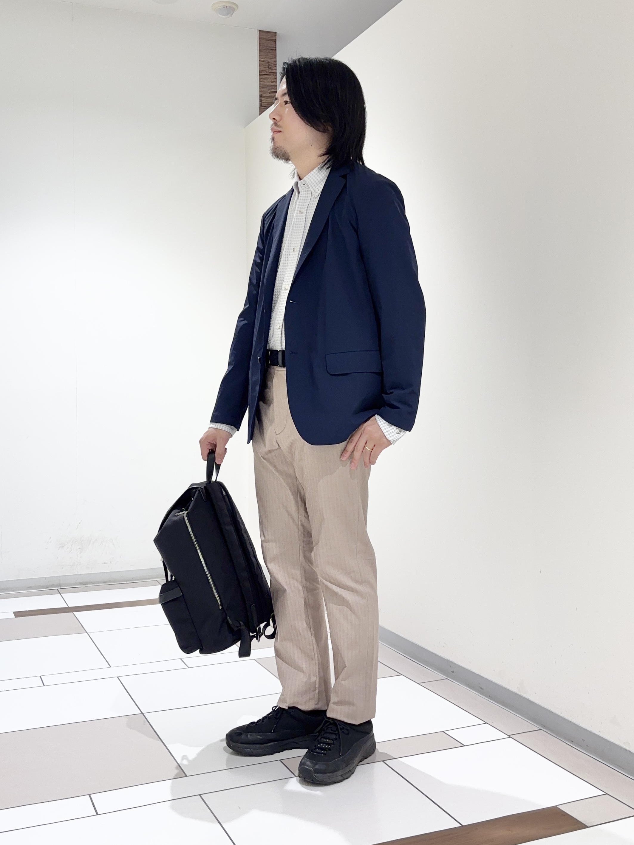 及川さんの「TAKEO KIKUCHI｜3Dナイロンストレッチ ジャケット」を使ったコーディネート