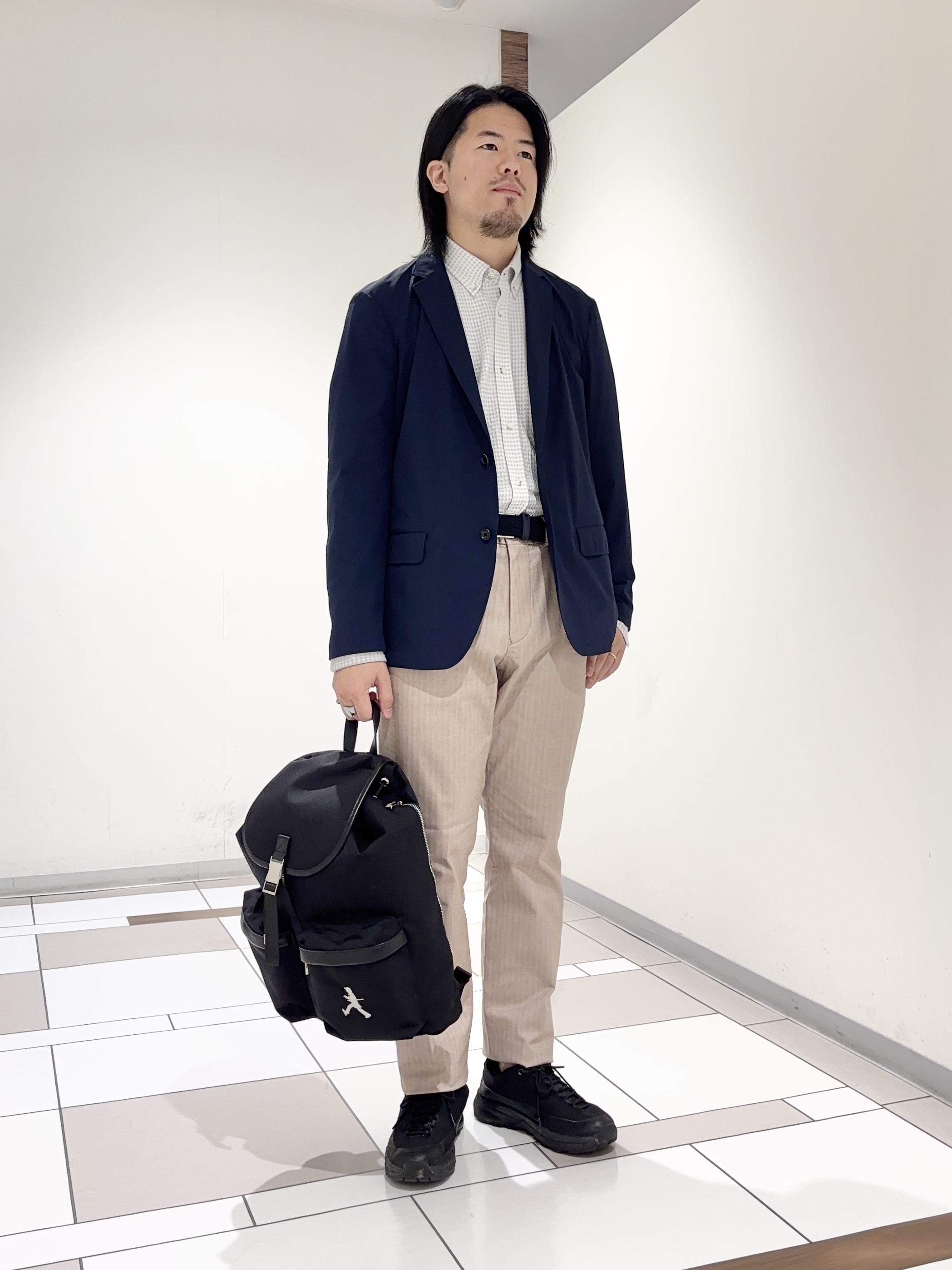 及川さんの「TAKEO KIKUCHI｜3Dナイロンストレッチ ジャケット」を使ったコーディネート