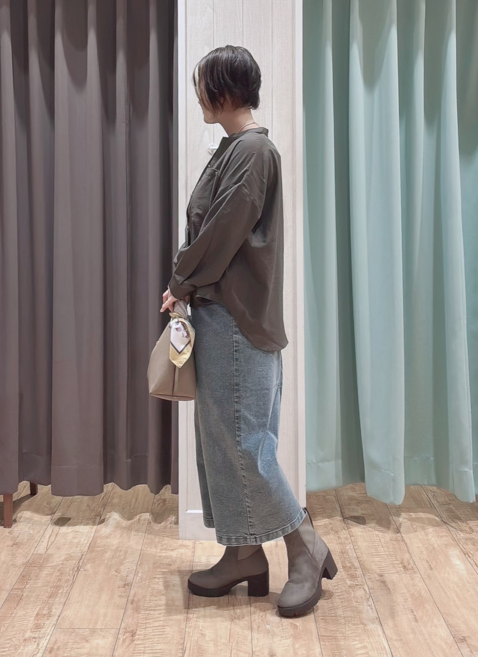 aaamiさんの「SHOO･LA･RUE｜【洗濯後しわになりにくい/S-LL】こなれ見え ゆるっと キーネック金ボタンポケットシャツ」を使ったコーディネート