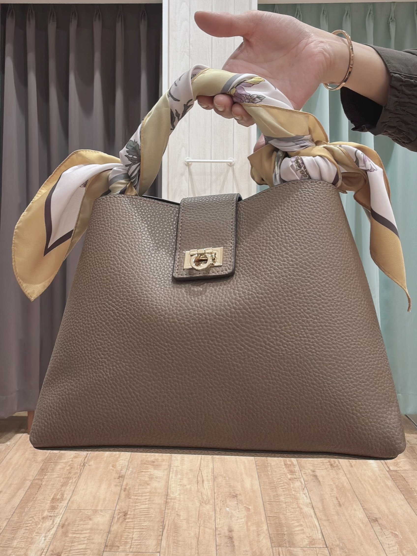 aaamiさんの「SHOO･LA･RUE｜【洗濯後しわになりにくい/S-LL】こなれ見え ゆるっと キーネック金ボタンポケットシャツ」を使ったコーディネート
