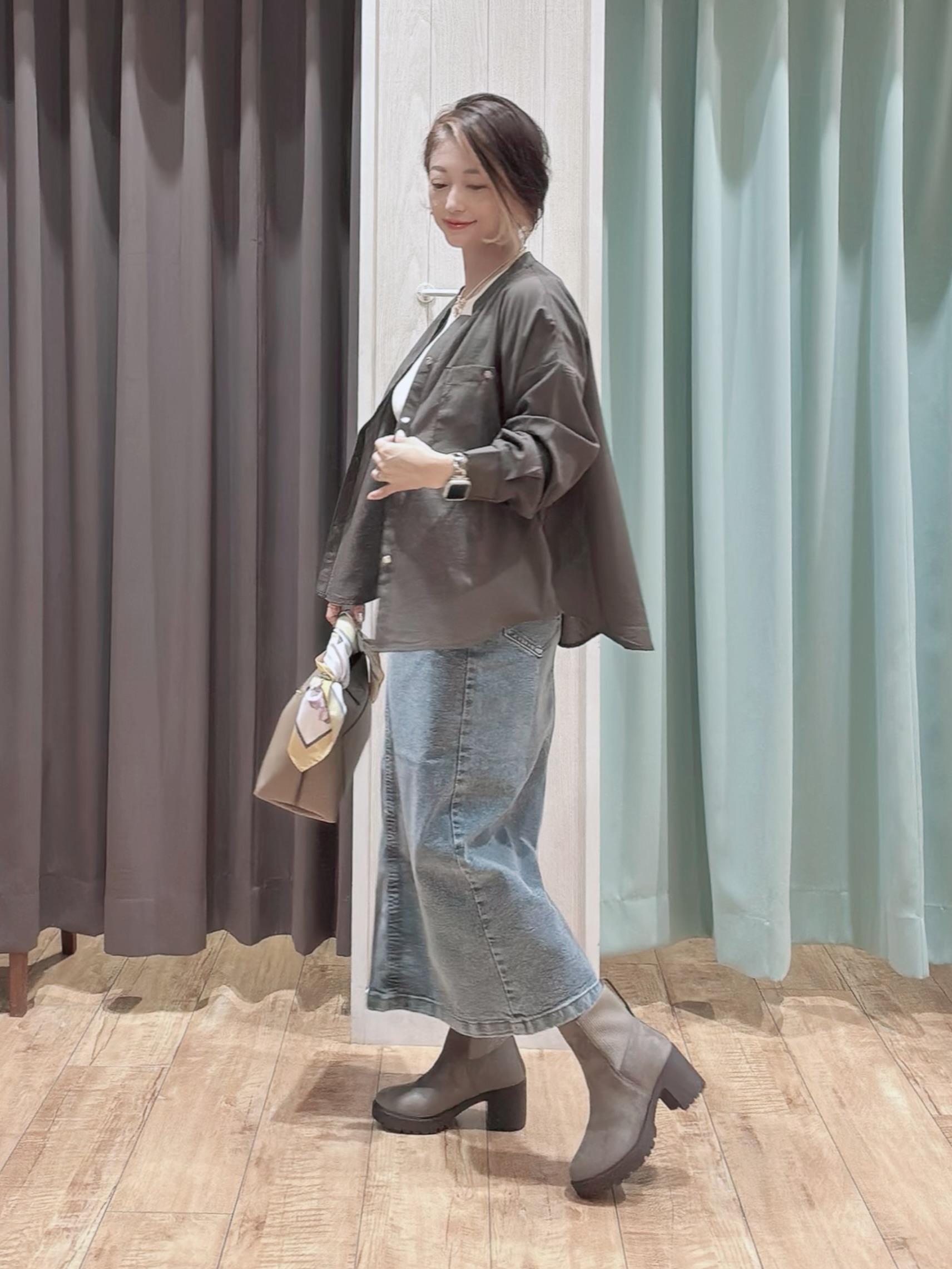 aaamiさんの「SHOO･LA･RUE｜【洗濯後しわになりにくい/S-LL】こなれ見え ゆるっと キーネック金ボタンポケットシャツ」を使ったコーディネート