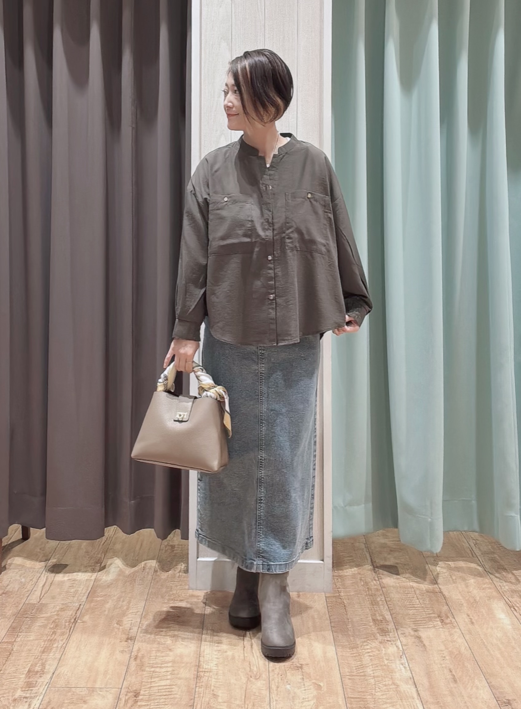 aaamiさんの「SHOO･LA･RUE｜【洗濯後しわになりにくい/S-LL】こなれ見え ゆるっと キーネック金ボタンポケットシャツ」を使ったコーディネート