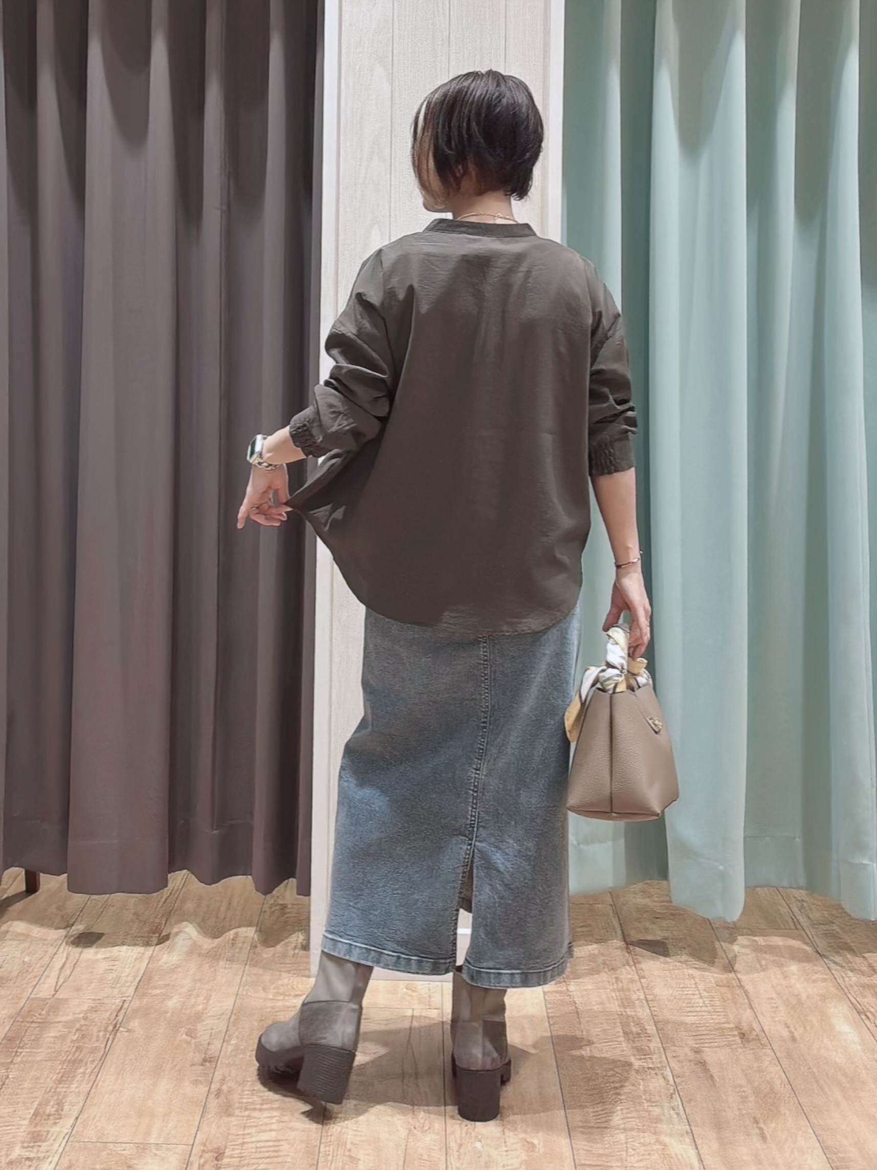aaamiさんの「SHOO･LA･RUE｜【洗濯後しわになりにくい/S-LL】こなれ見え ゆるっと キーネック金ボタンポケットシャツ」を使ったコーディネート