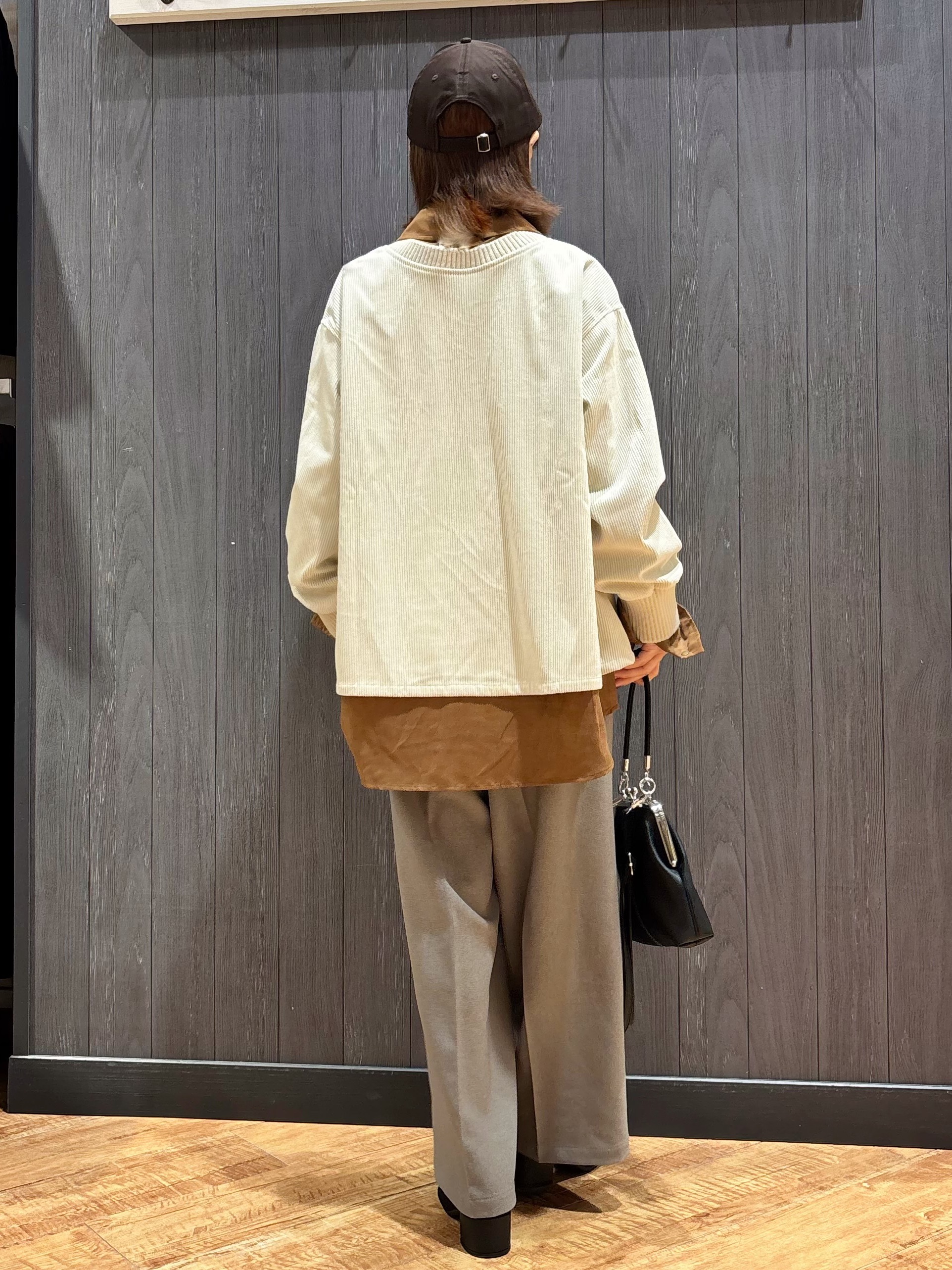 meiさんの「SHOO･LA･RUE｜【S-LL/洗濯機可/前後2WAY】大人上品にきまる コーデュロイトップス」を使ったコーディネート