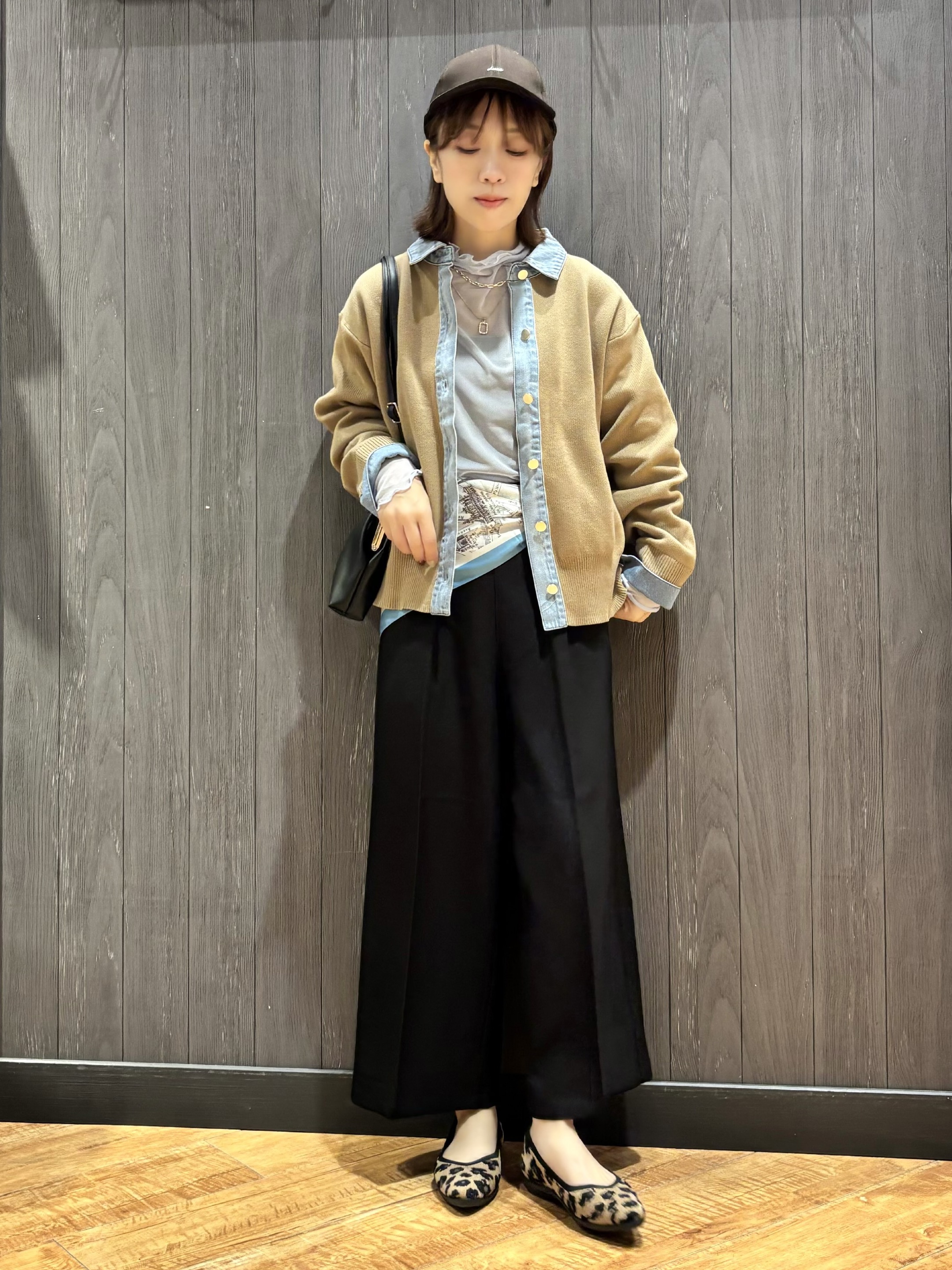 meiさんの「SHOO･LA･RUE｜【S-LL/洗濯機可】デニム／チェック切替でこなれ見え 金ボタンニットカーディガン」を使ったコーディネート