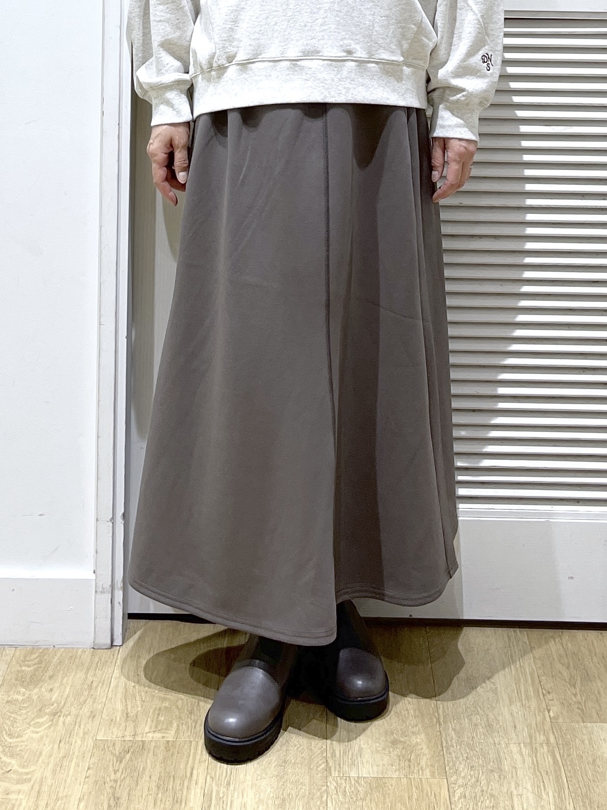 Miyazakiさんの「Dessin｜コットン混ダンボール スカート」を使ったコーディネート