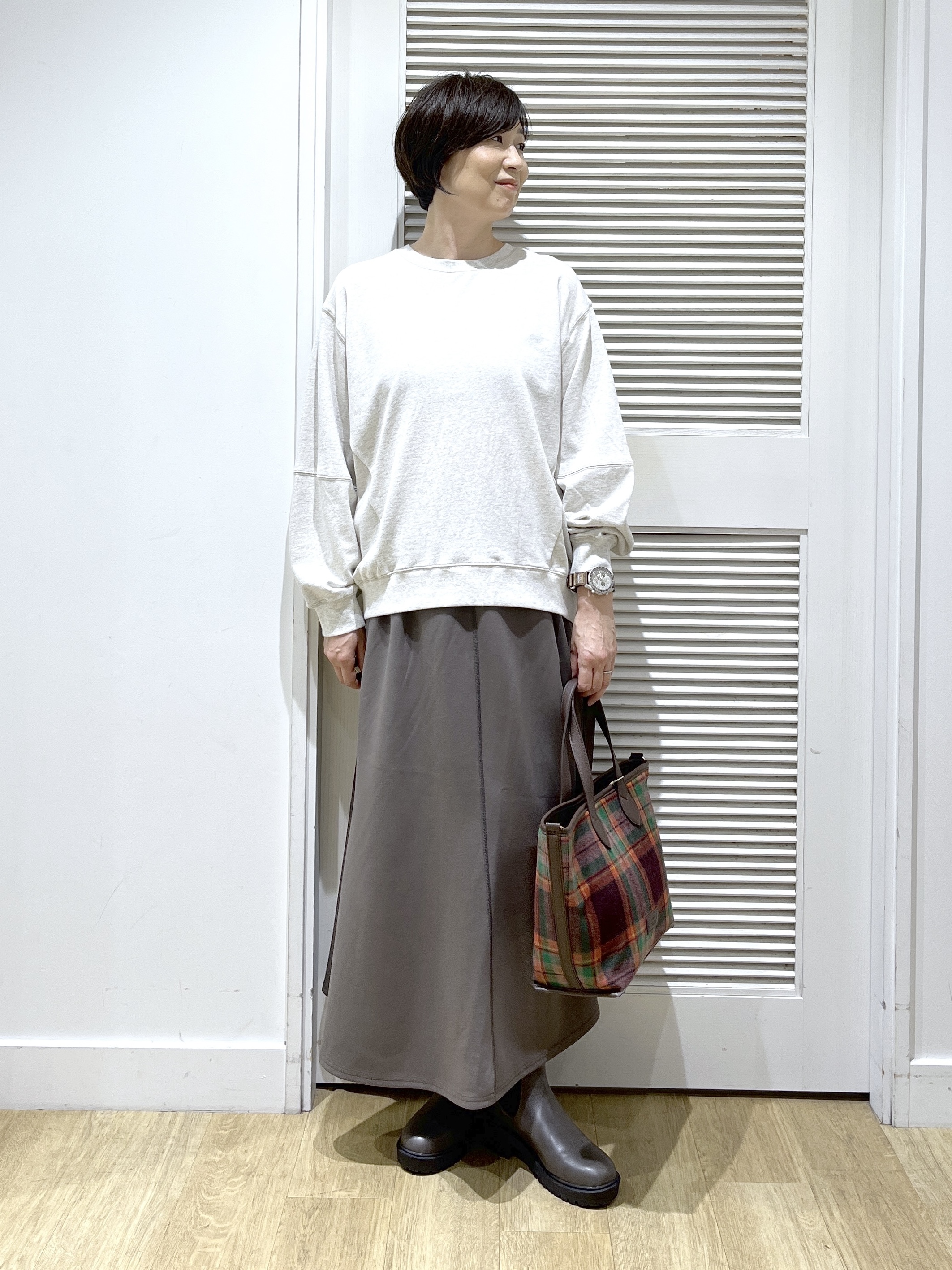 Miyazakiさんの「Dessin｜コットン混ダンボール スカート」を使ったコーディネート
