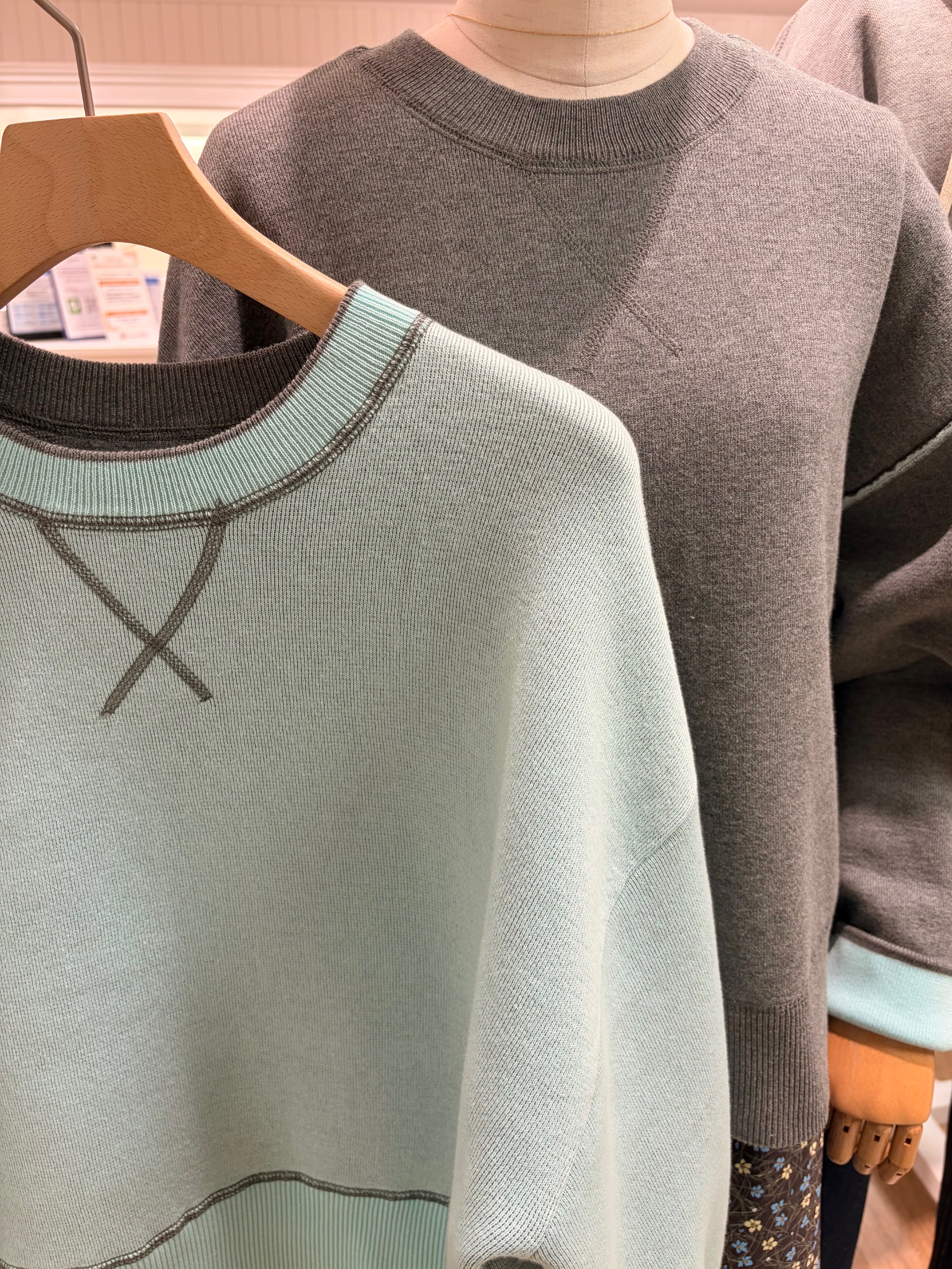 ISOさんの「Dessin｜【2WAY/洗濯機OK/XS-L】配色リバーシブル コットンジャカード クルーネックニット」を使ったコーディネート