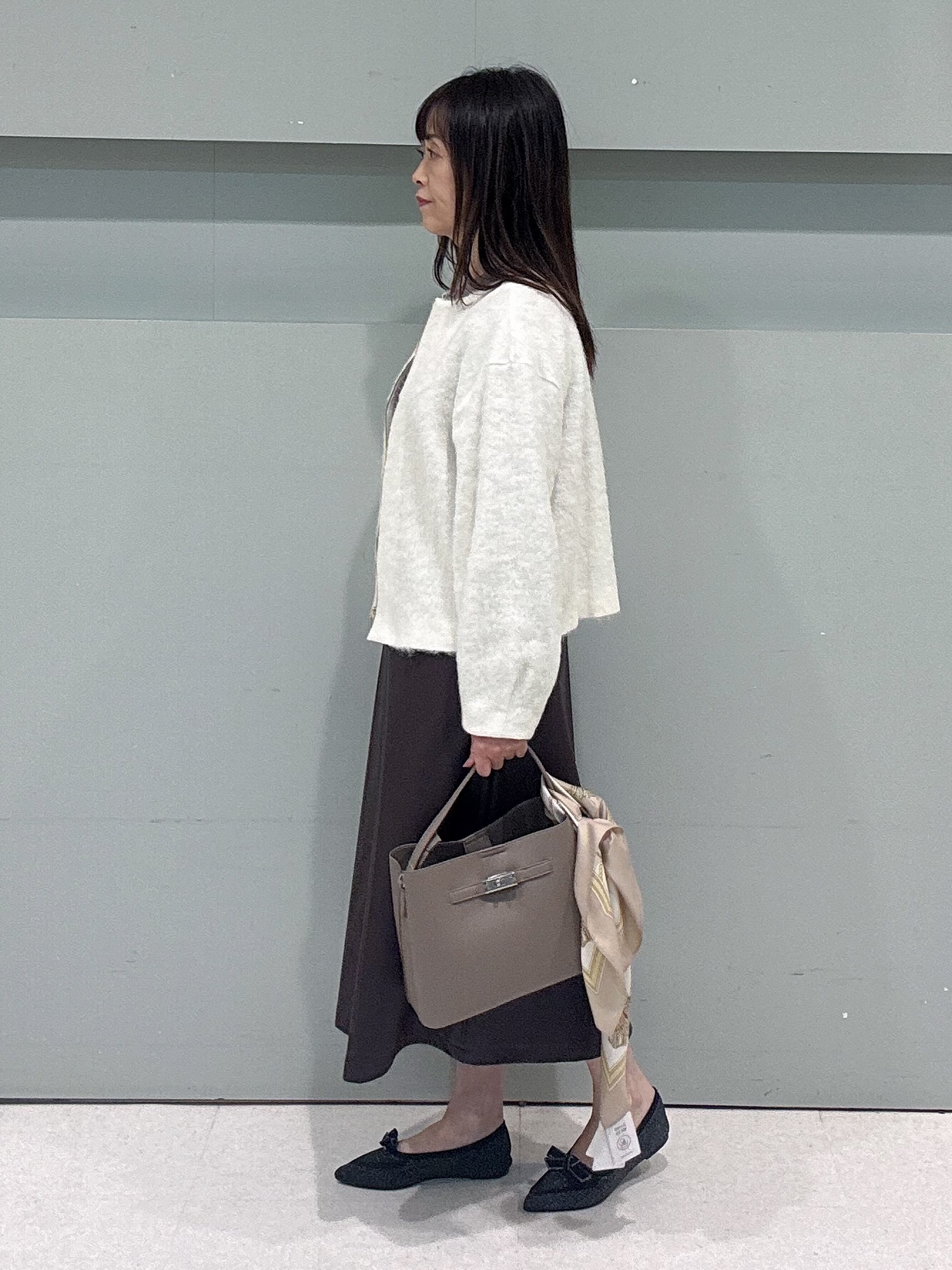 makiさんの「UNTITLED｜【軽アウター/秋羽織り】シャギージップカーデ」を使ったコーディネート