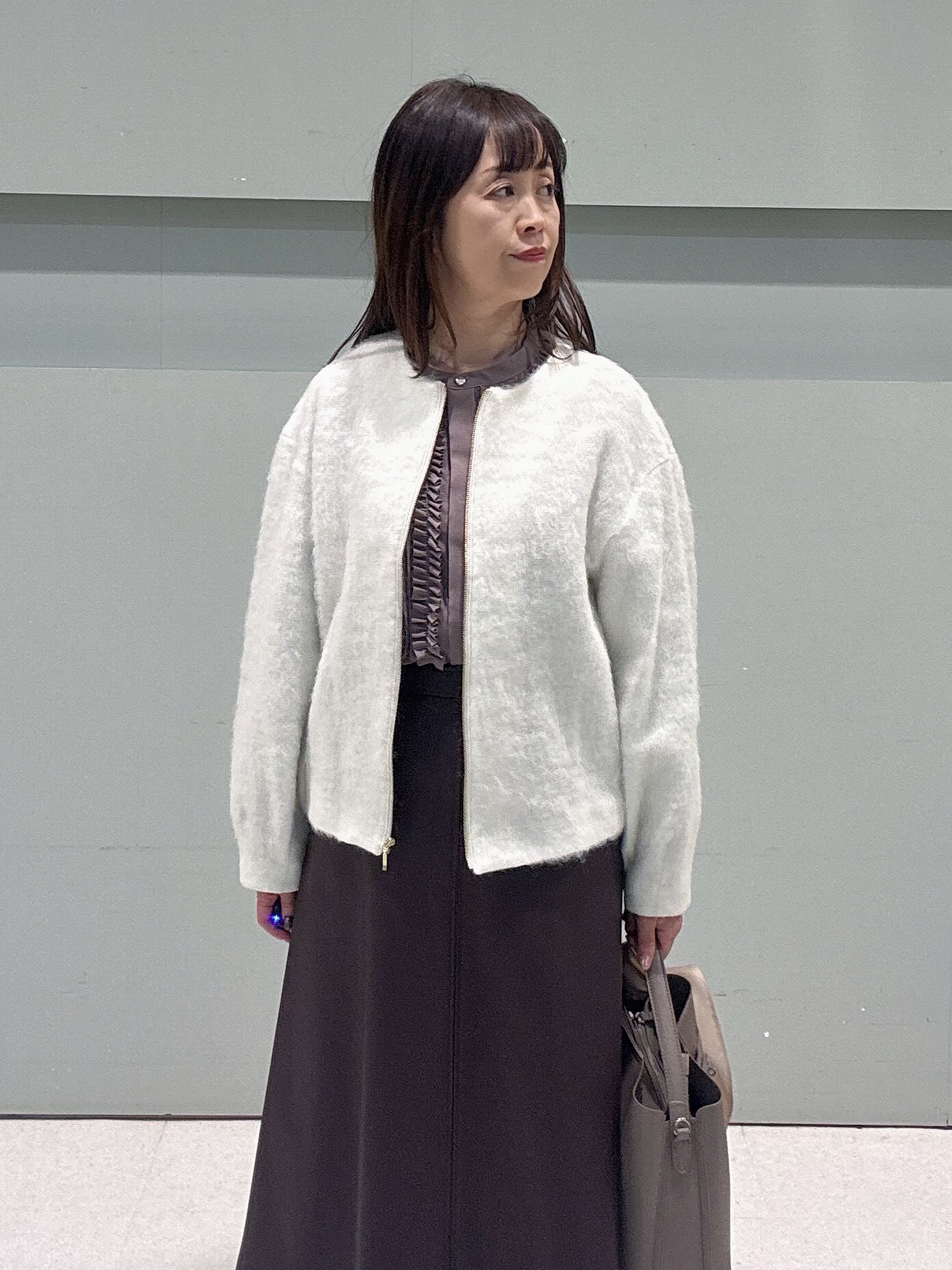 makiさんの「UNTITLED｜【軽アウター/秋羽織り】シャギージップカーデ」を使ったコーディネート