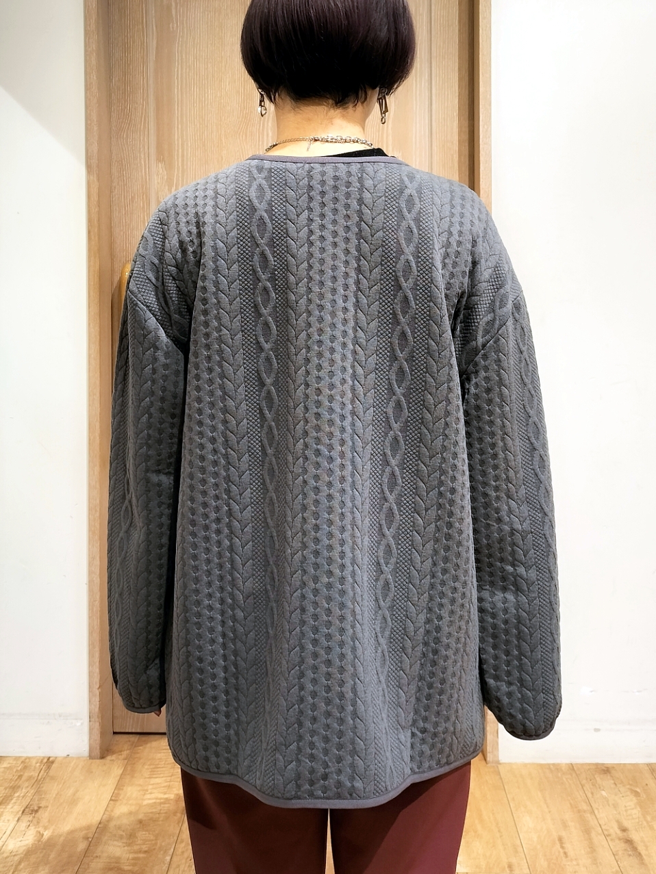 YUKIさんの「SHOO･LA･RUE｜【S-LL/体型カバー】ヒップが隠れる ラインジャカード Vネックカーディガン」を使ったコーディネート