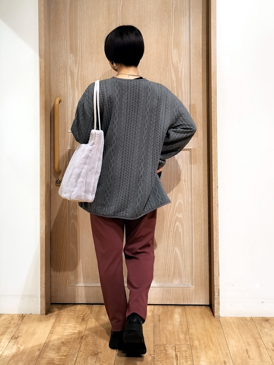 YUKIさんの「SHOO･LA･RUE｜【S-LL/体型カバー】ヒップが隠れる ラインジャカード Vネックカーディガン」を使ったコーディネート