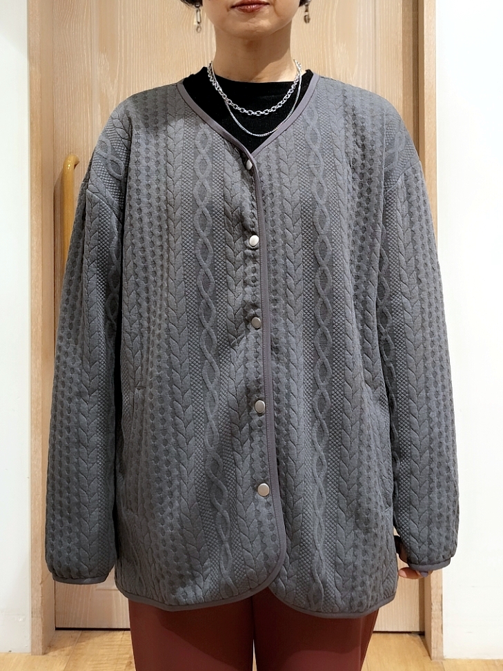 YUKIさんの「SHOO･LA･RUE｜【S-LL/体型カバー】ヒップが隠れる ラインジャカード Vネックカーディガン」を使ったコーディネート