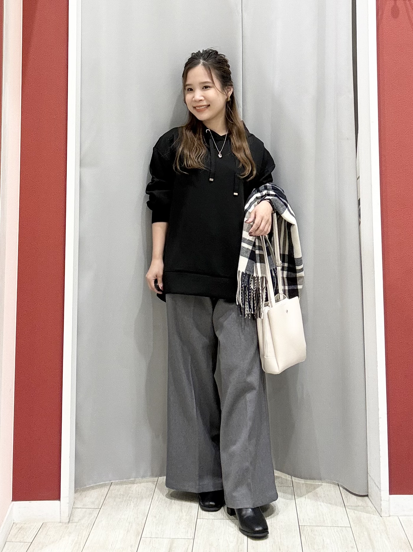 shioさんの「SHOO･LA･RUE｜【S-LL/体型カバー】もちさらなめらかタッチ 抜き襟風トップス」を使ったコーディネート