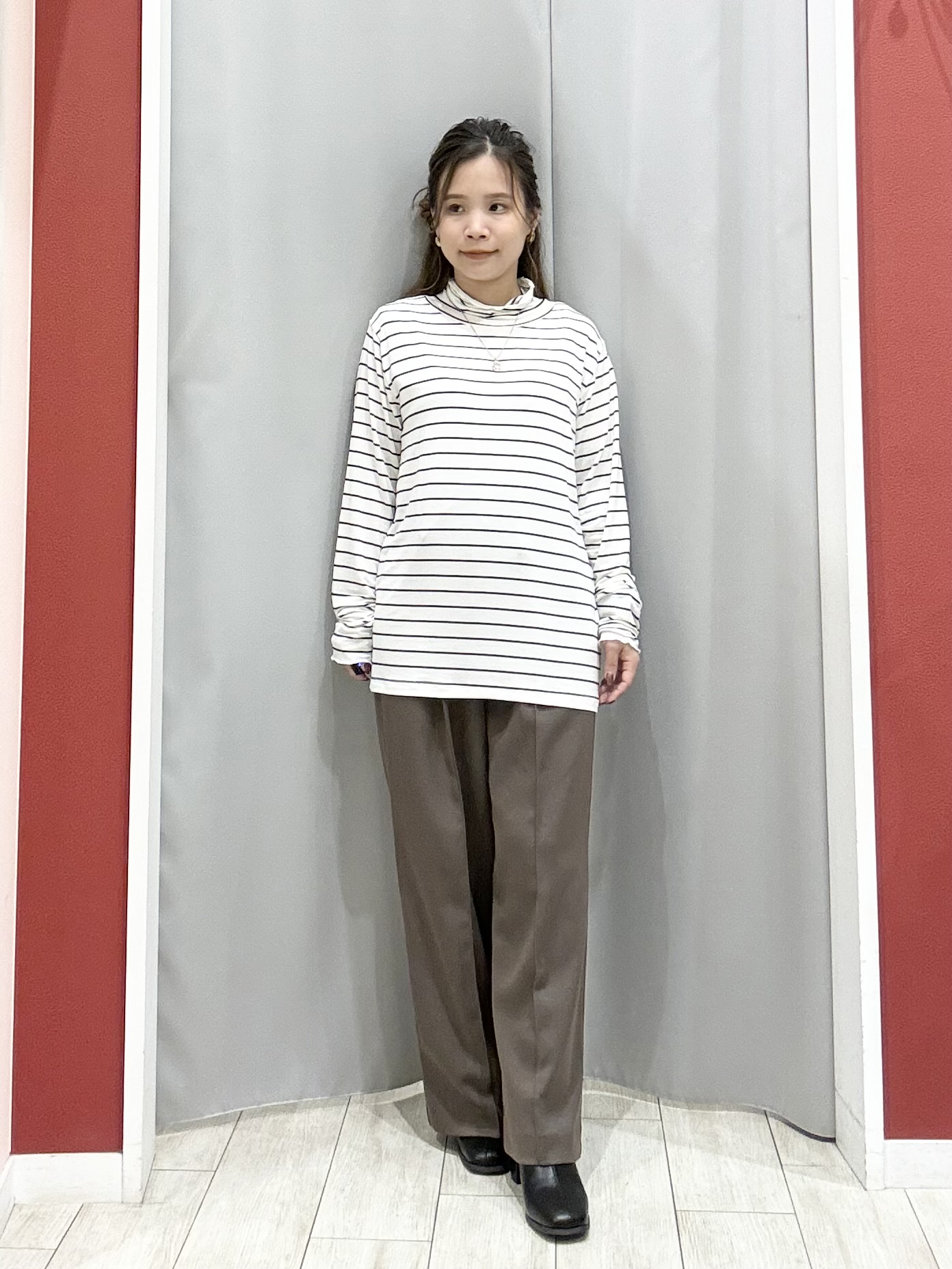 shioさんの「SHOO･LA･RUE｜【洗濯機可/S-LL】抜け感ある着こなしに 金ボタン付き スポンディッシュ クルーネックニット」を使ったコーディネート