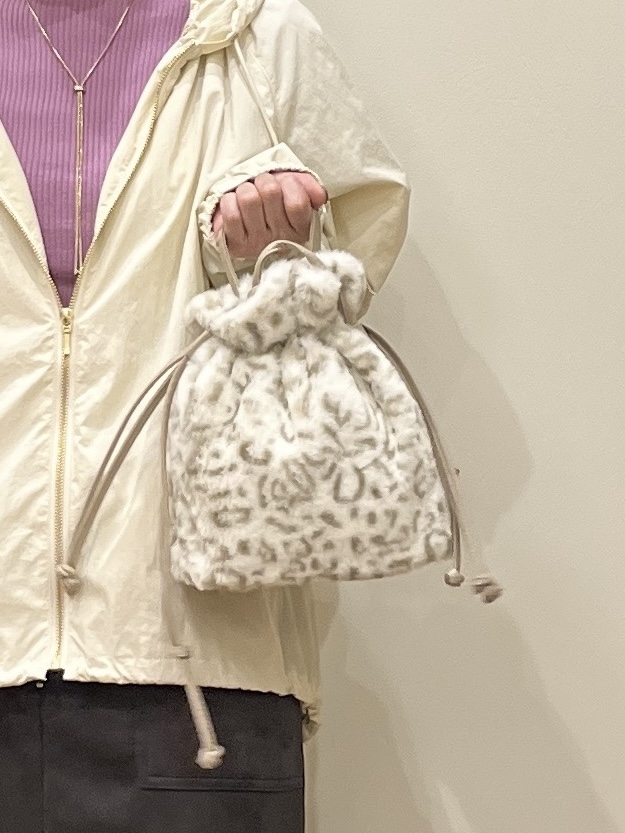 まつみさんの「SHOO･LA･RUE｜【S-LL/撥水】ゴールドパーツで女性らしく ギャザーブルゾン」を使ったコーディネート