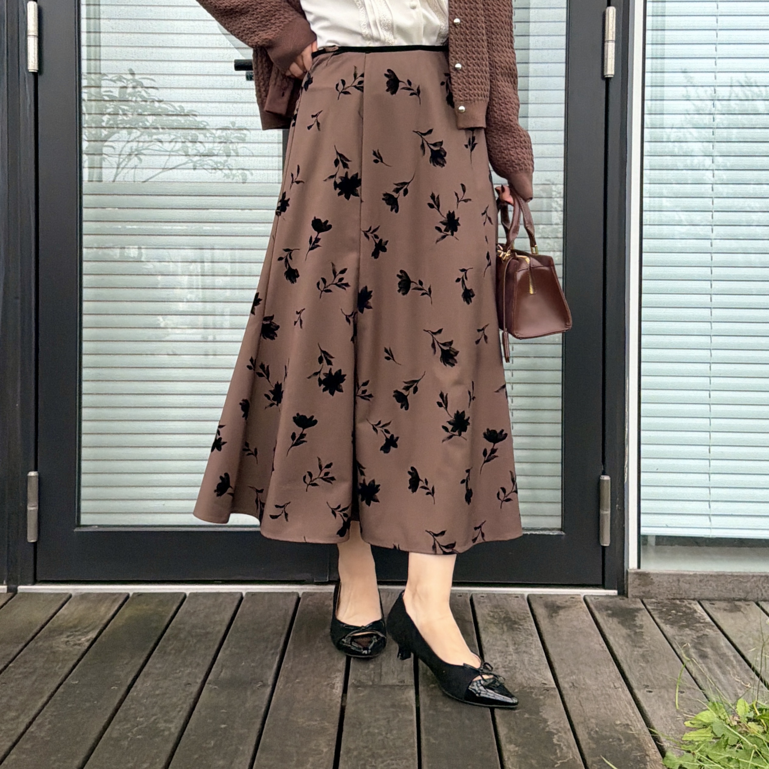 makiさんの「Couture brooch｜【通勤にも休日にも】ケーブル カーディガン」を使ったコーディネート