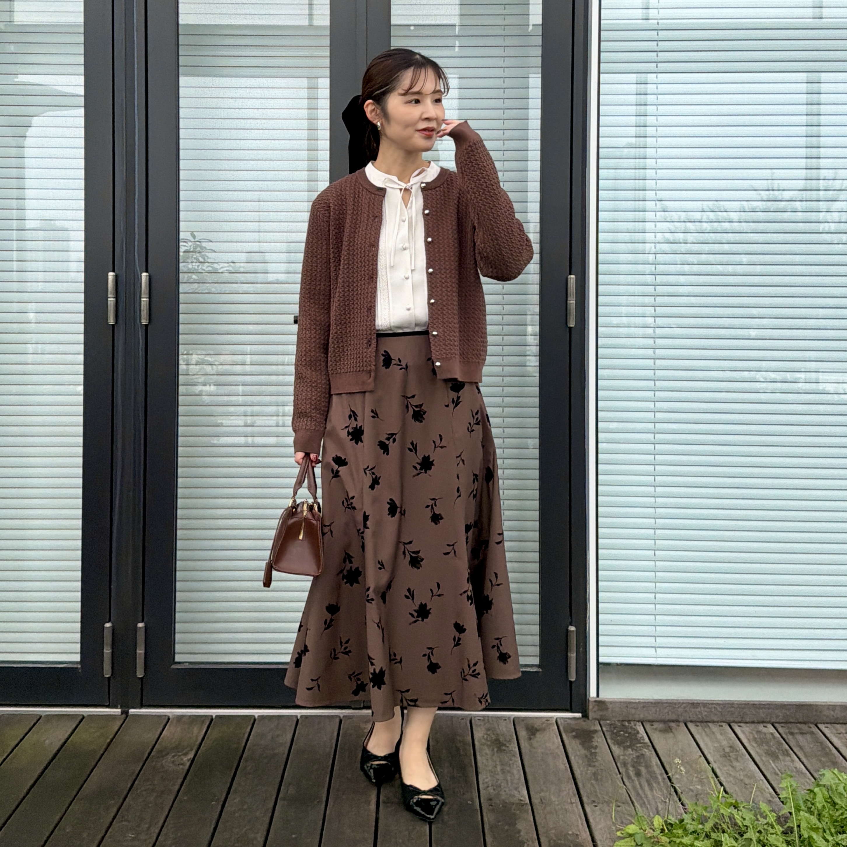 makiさんの「Couture brooch｜【通勤にも休日にも】ケーブル カーディガン」を使ったコーディネート