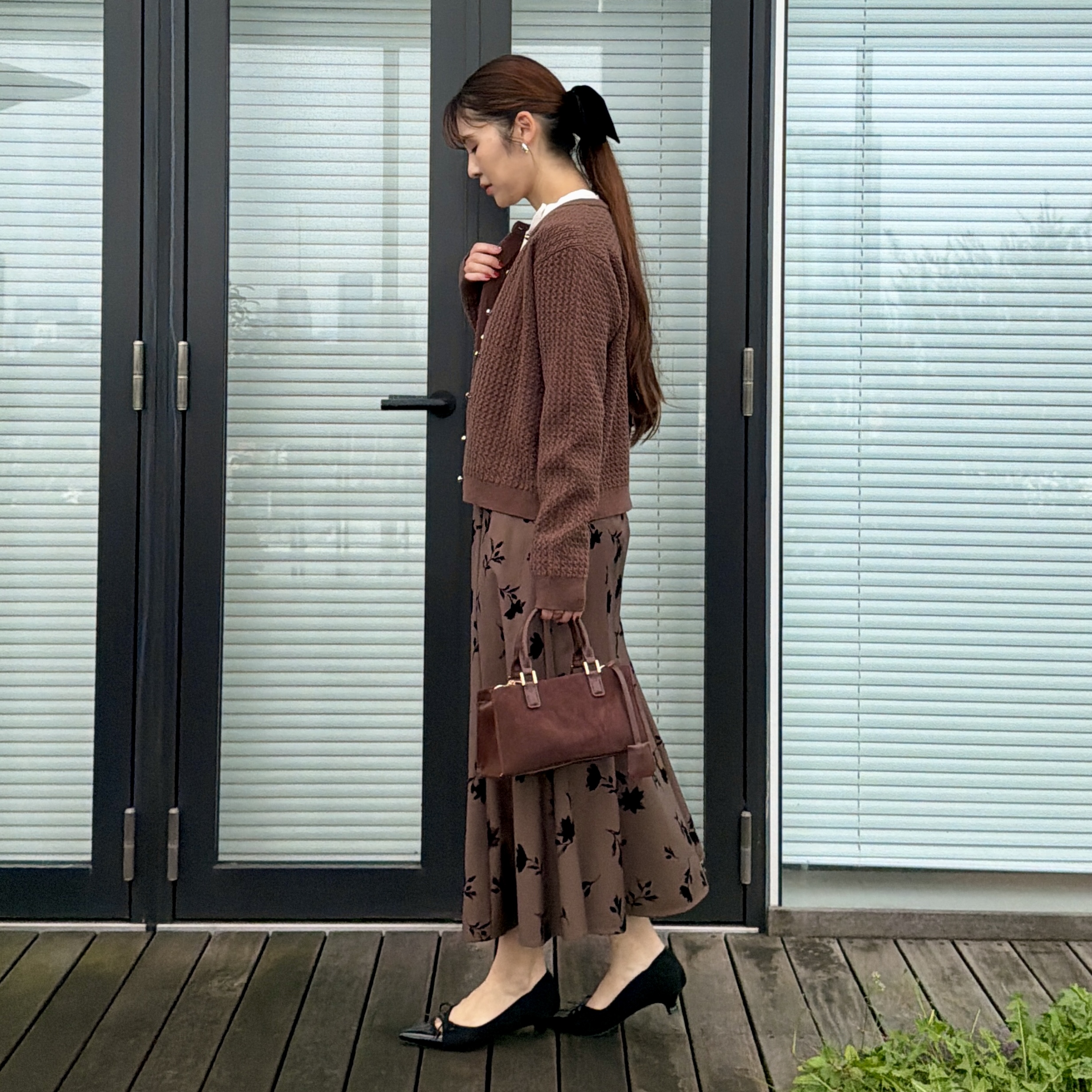 makiさんの「Couture brooch｜【通勤にも休日にも】ケーブル カーディガン」を使ったコーディネート