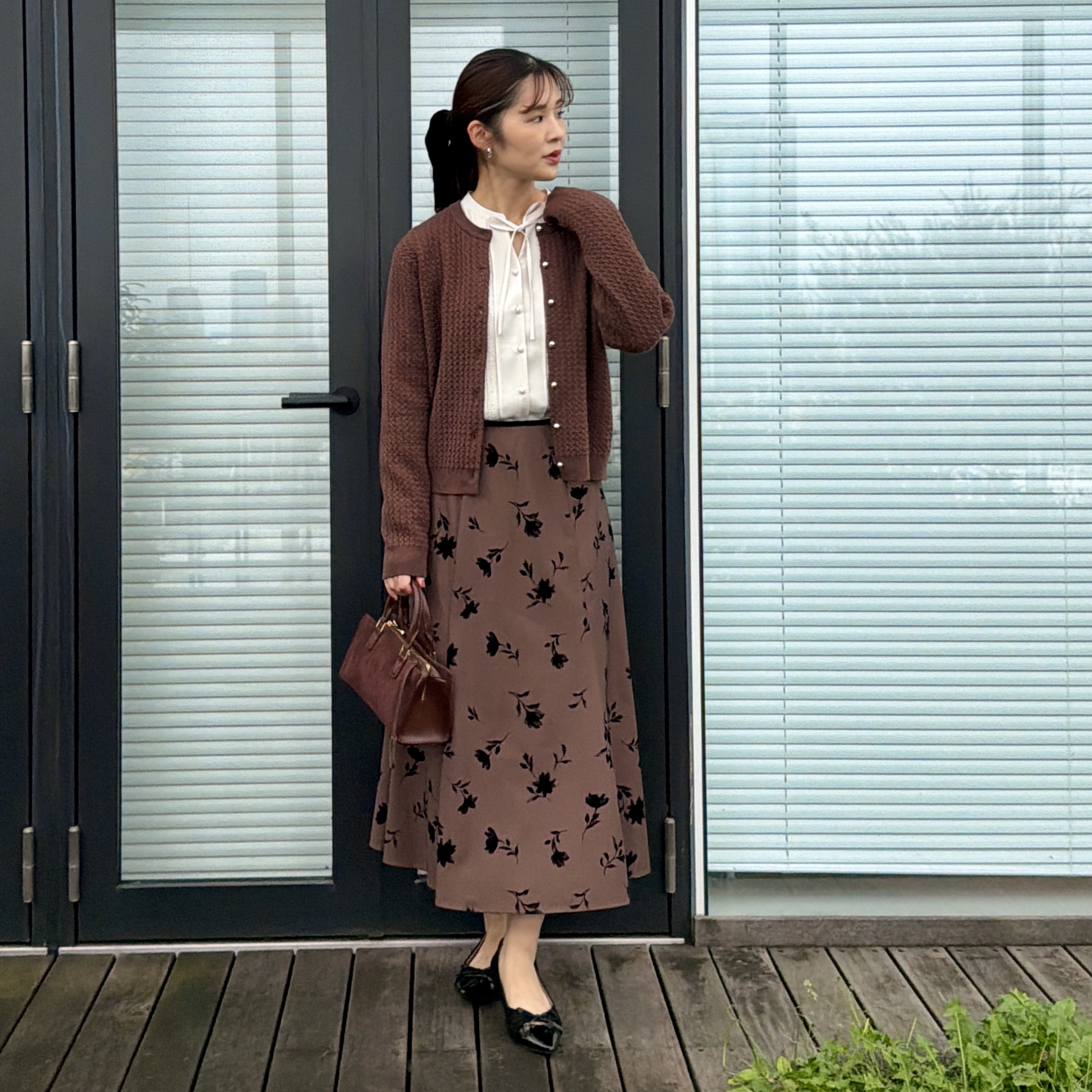 makiさんの「Couture brooch｜【通勤にも休日にも】ケーブル カーディガン」を使ったコーディネート