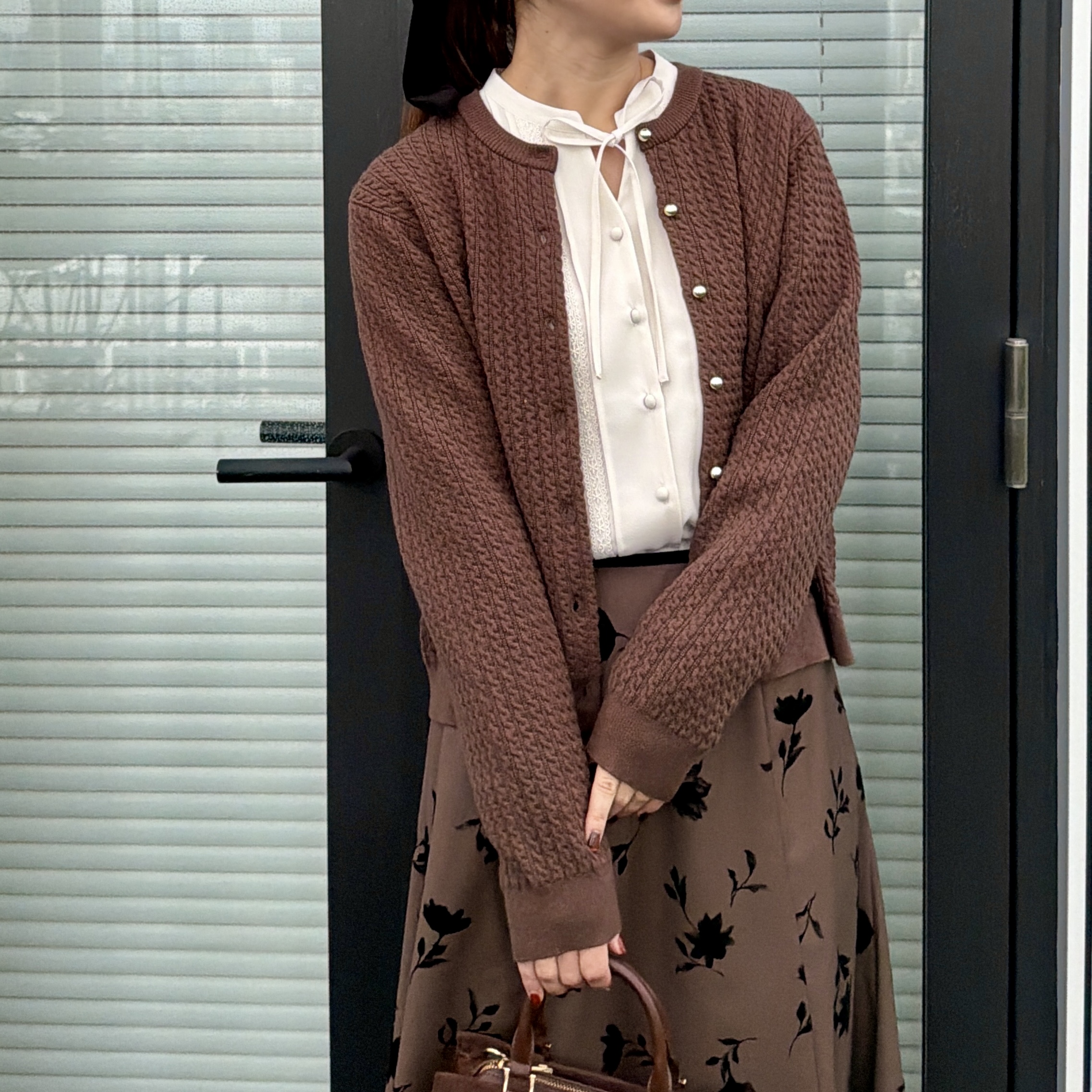 makiさんの「Couture brooch｜【通勤にも休日にも】ケーブル カーディガン」を使ったコーディネート