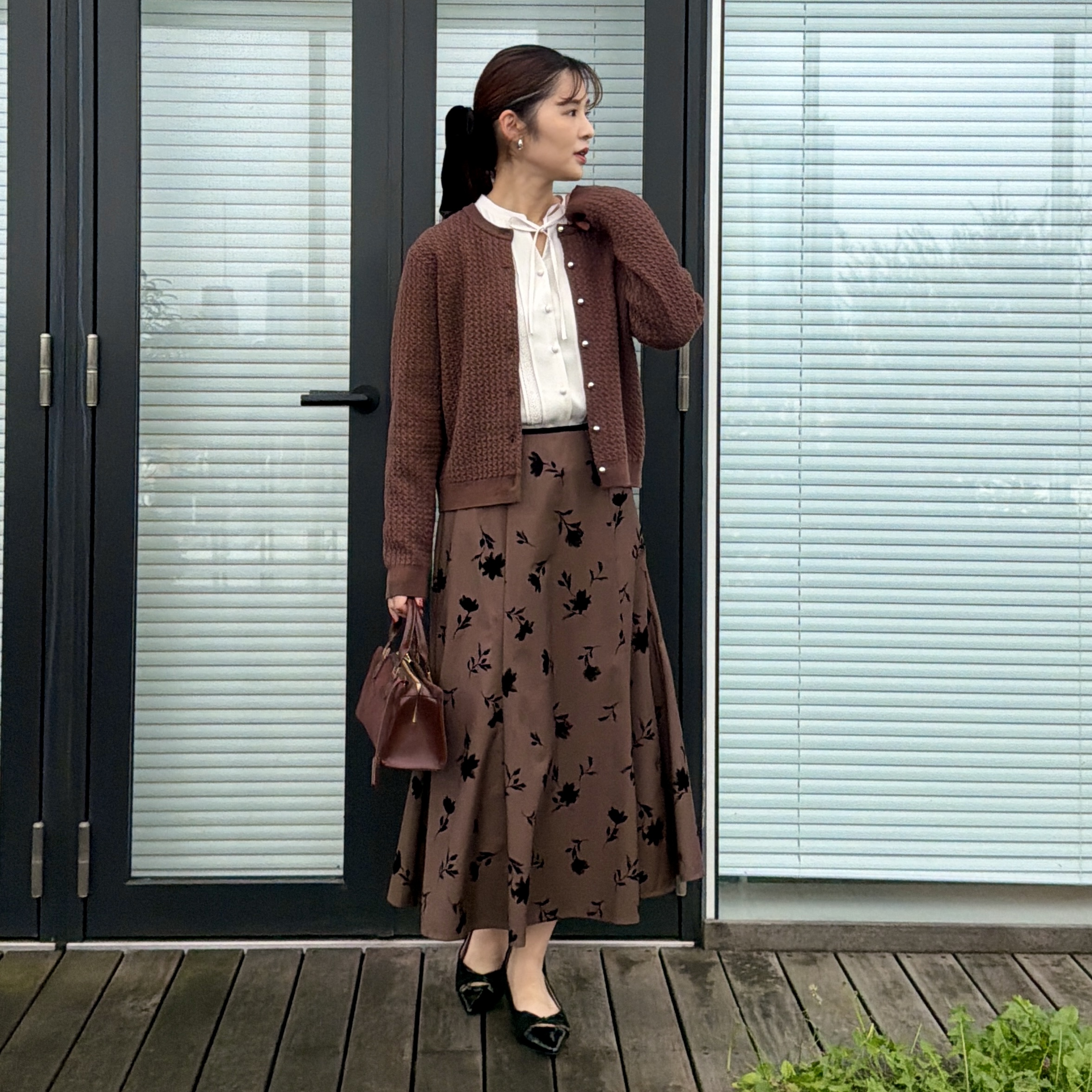 makiさんの「Couture brooch｜【通勤にも休日にも】ケーブル カーディガン」を使ったコーディネート
