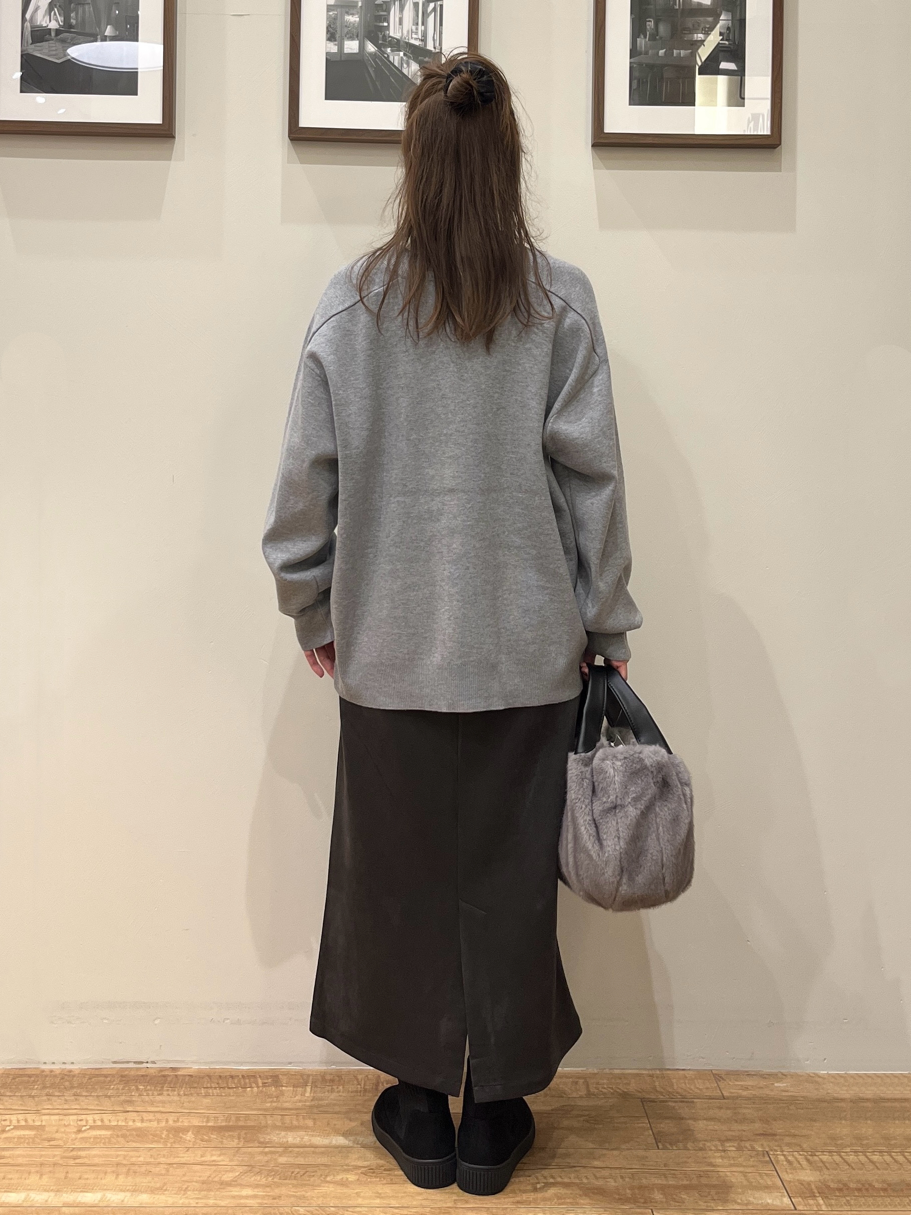 まつみさんの「SHOO･LA･RUE｜【毛玉になりにくい/S-LL/洗濯機可/体型カバー】Vネックゆったりカーディガン」を使ったコーディネート