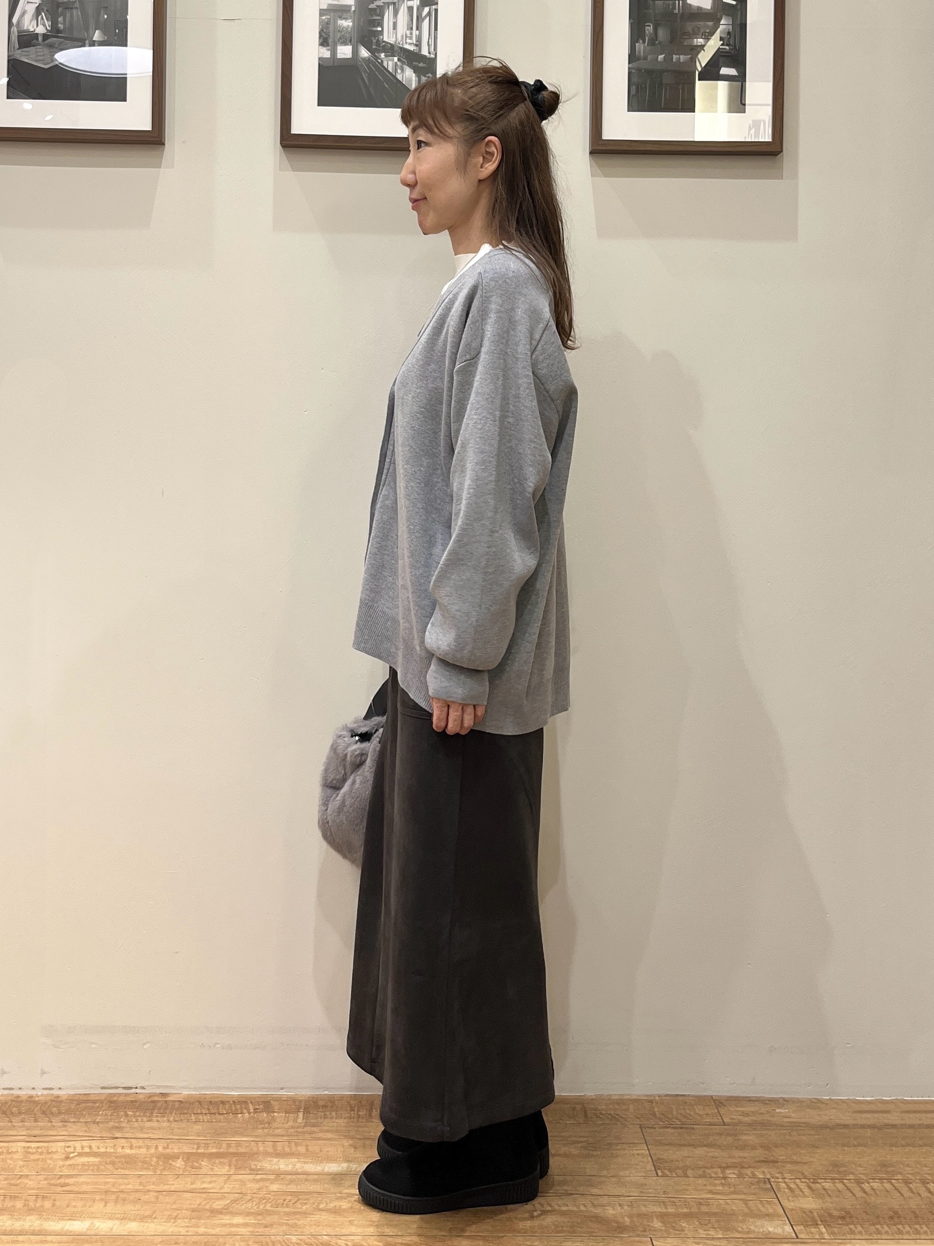 まつみさんの「SHOO･LA･RUE｜【毛玉になりにくい/S-LL/洗濯機可/体型カバー】Vネックゆったりカーディガン」を使ったコーディネート