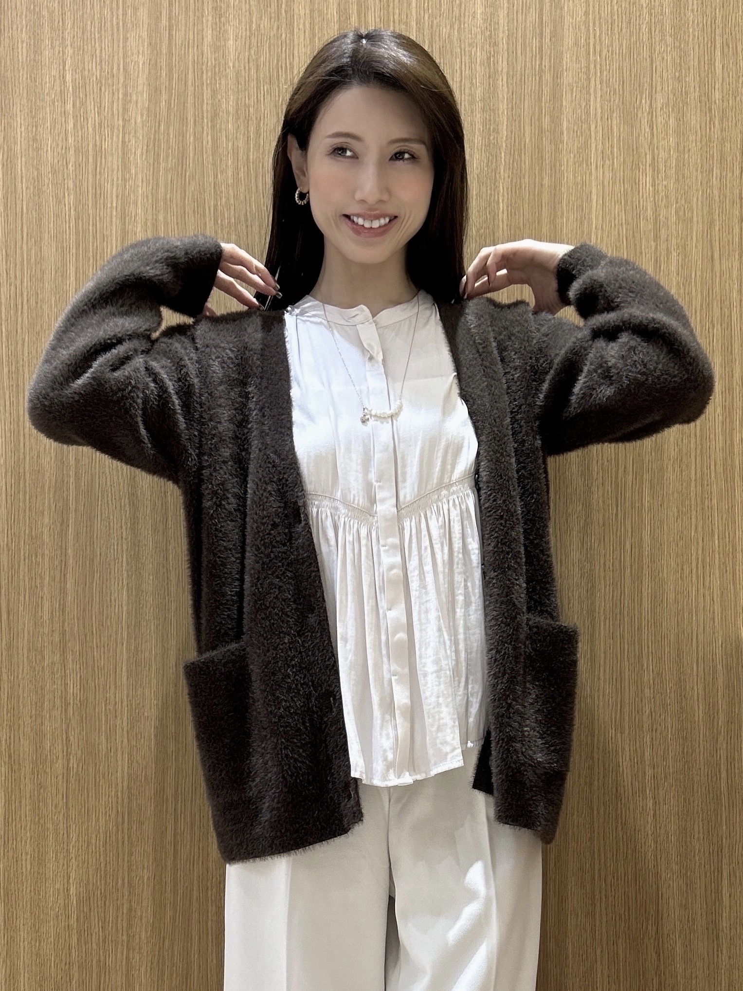 maiさんの「OPAQUE.CLIP｜フェザーヤーンニットカーディガン【洗濯機OK】」を使ったコーディネート